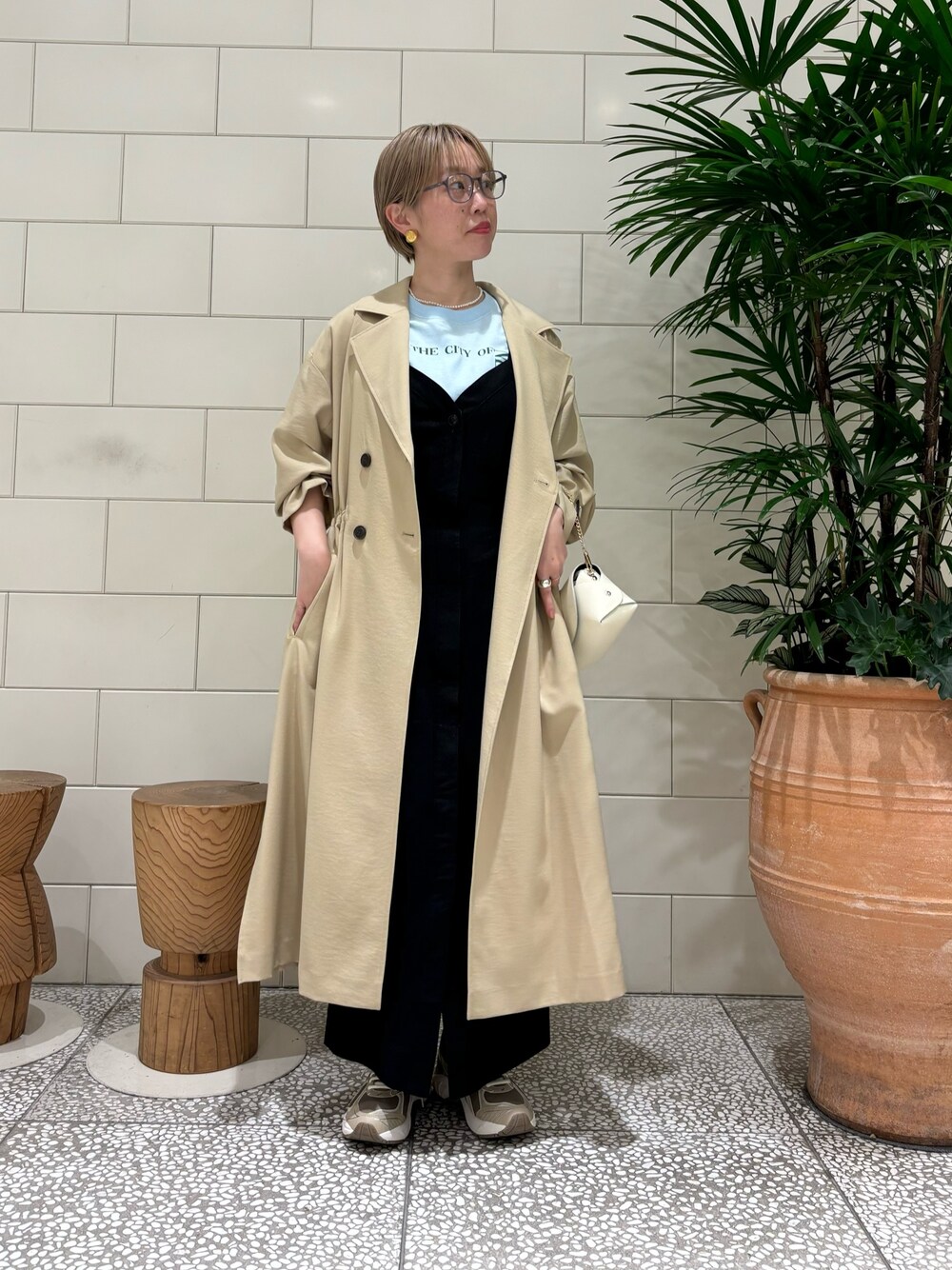 「春のおしゃ見えテクニック、春服みてみて、お出かけコーデ、シンプルコーデ、春アウター、大人カジュアル、春色、休日スタイル」｜「URBAN RESEARCHの『一部WEB限定カラー』ドロストトレンチコート（トレンチコート、ベージュ系）」を使った、MINAMIさん（レディース・158cm）の春コーディネートの1枚目の写真