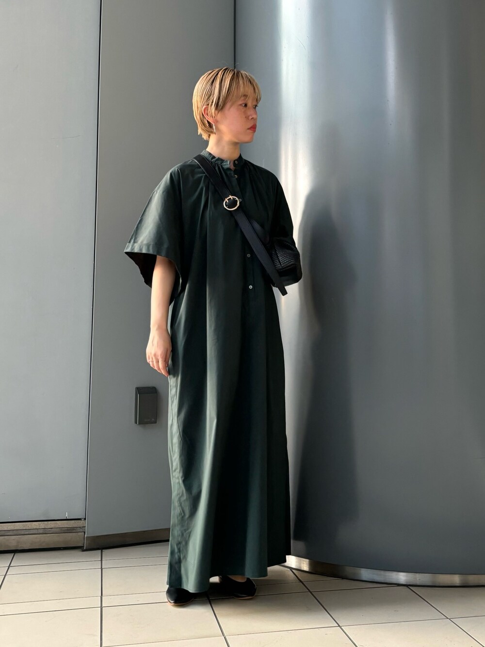 「春のNewスタイル、大人カジュアル、春色、休日スタイル、ショルダーバッグ、お出かけコーデ、春服コーデ」｜「LAATOのwide sleeve one piece（ワンピース、グリーン系）」を使った、MINAMIさん（レディース・158cm）の春コーディネートの1枚目の写真