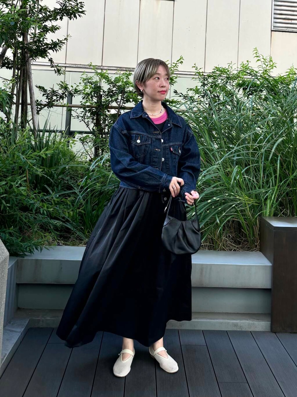 「デートコーデ、URBANRESEARCH、newarrival、ブルベ夏、骨格ウェーブ、ウェーブ×ブルベ夏、盛夏から晩夏へスイッチコーデ、ワンピが主役のコーデ、ウェーブ×カジュアル、ウェーブ×着やせ、私の推し新作アイテム、先取り秋カラーコーデ」｜「URBAN RESEARCHのメッシュフラットシューズ（その他シューズ、ホワイト系）」を使った、MINAMIさん（レディース・158cm）の夏コーディネートの1枚目の写真