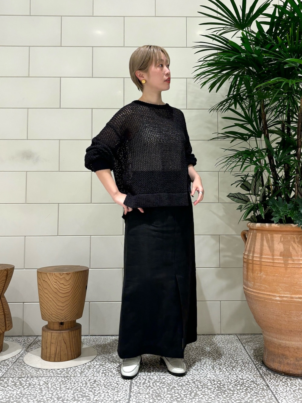 「レイヤードスタイル、シンプルコーデ、大人カジュアル、ローファー、休日スタイル、着回しコーデ、今日のコーデ」｜「URBAN RESEARCHのバックストラップローファー（ローファー、ホワイト系）」を使った、MINAMIさん（レディース・158cm）の春コーディネートの1枚目の写真