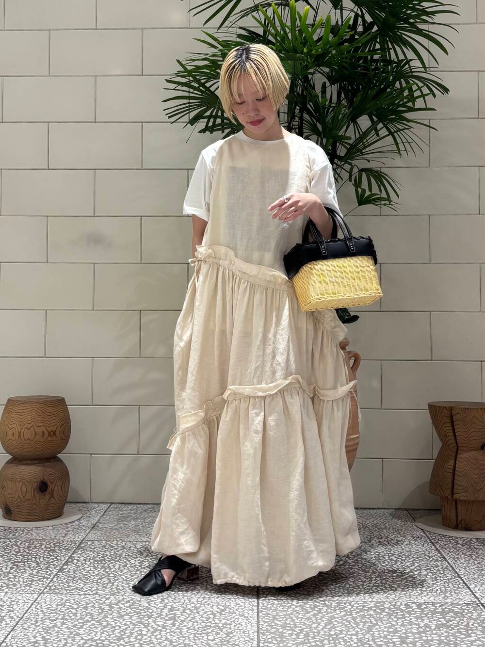 その他のTシャツ/カットソーを着用したレディースの春コーディネートの1枚目の写真