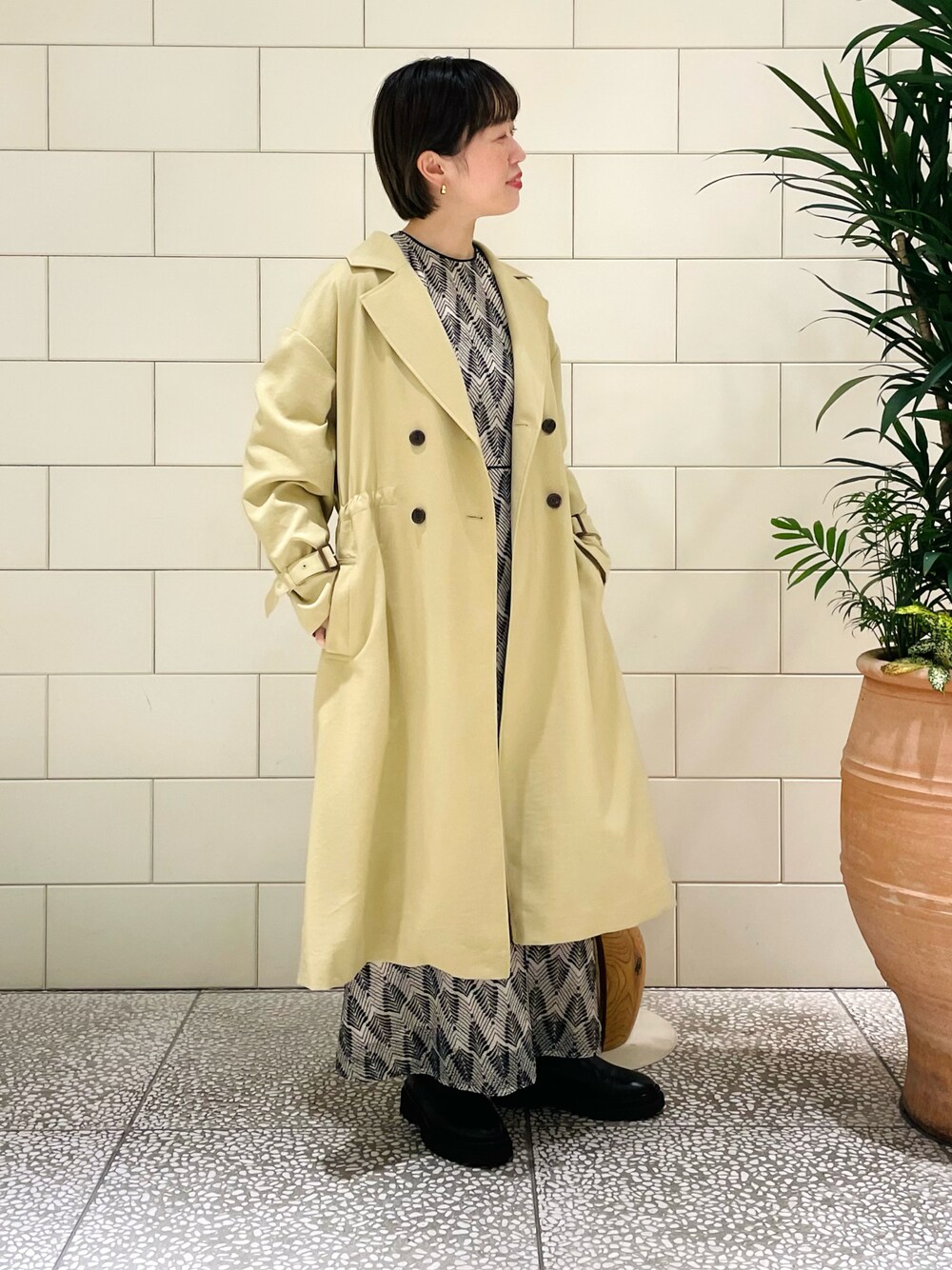 MINAMIさんの「【一部WEB限定サイズ】【撥水・防花粉加工】ドロストトレンチコート（URBAN RESEARCH）」を使ったコーディネートの1枚目の写真