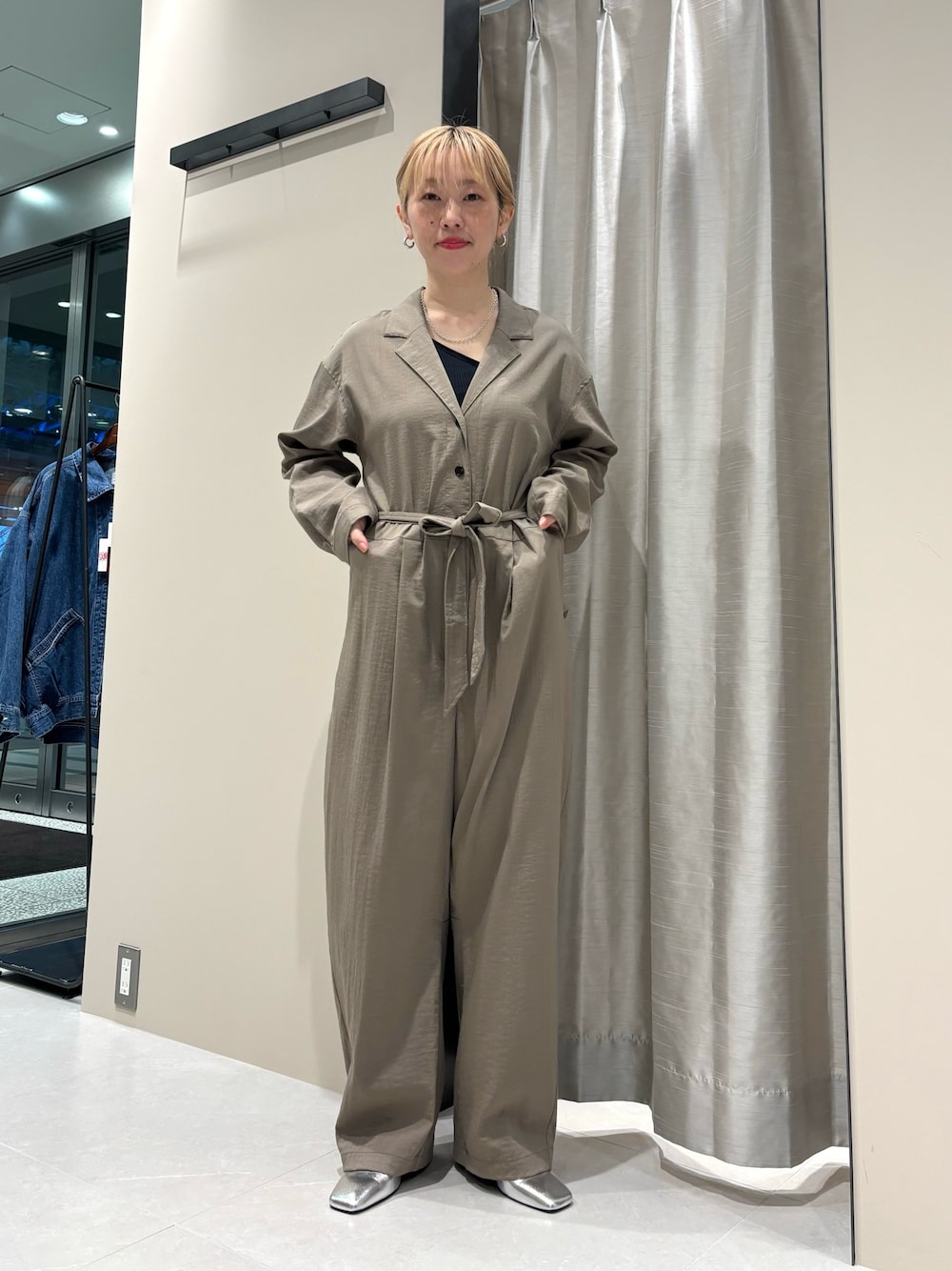 「春のおしゃ見えテクニック、春服みてみて、お出かけコーデ、シンプルコーデ、大人カジュアル、オールインワン、カジュアルコーデ、楽チンコーデ」｜「HAKUJIのHAKUJI Twist cotton bra OS cami（キャミソール、ブラック系）」を使った、MINAMIさん（レディース・158cm）の春コーディネートの1枚目の写真