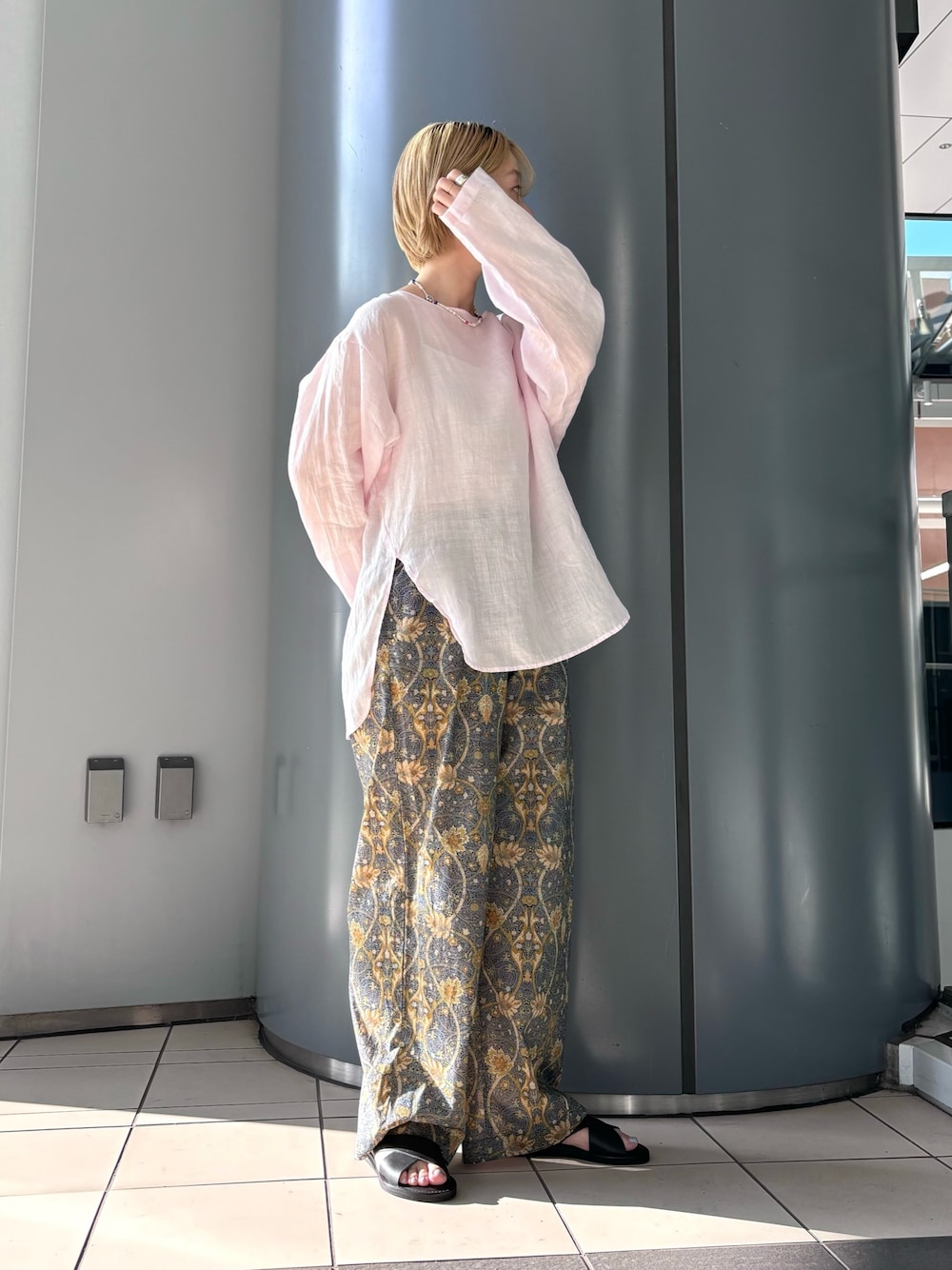 「デートコーデ、淡色コーデ、シアートップス、パステルカラー、休日スタイル、リラックススタイル、ピンク、夏コーデ」｜「URBAN RESEARCHのラミーブラウス（シャツ/ブラウス、ピンク系）」を使った、MINAMIさん（レディース・158cm）の春コーディネートの1枚目の写真