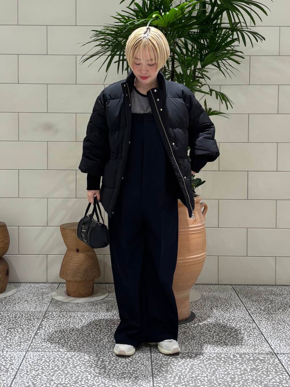 「デートコーデ、冬コーデ、URBANRESEARCH、ダウン、スニーカーコーデ、newarrival、ブルベ夏、骨格ウェーブ、ウェーブ×ブルベ夏」｜「NIKEのNIKE　V2K RUN（スニーカー、ホワイト系）」を使った、MINAMIさん（レディース・158cm）の冬コーディネートの1枚目の写真