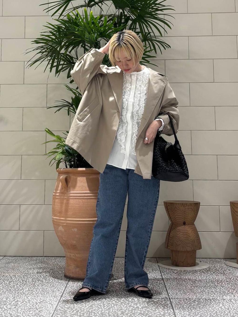 「大人カジュアル、シャツスタイル、きれいめカジュアル、URBANRESEARCH、トレンチコート、newarrival、骨格ウェーブ、ウェーブ×ブルベ夏、春アウターコーデ」｜「URBAN RESEARCHのミドル丈トレンチテントコート（トレンチコート、ベージュ系）」を使った、MINAMIさん（レディース・158cm）の春コーディネートの1枚目の写真