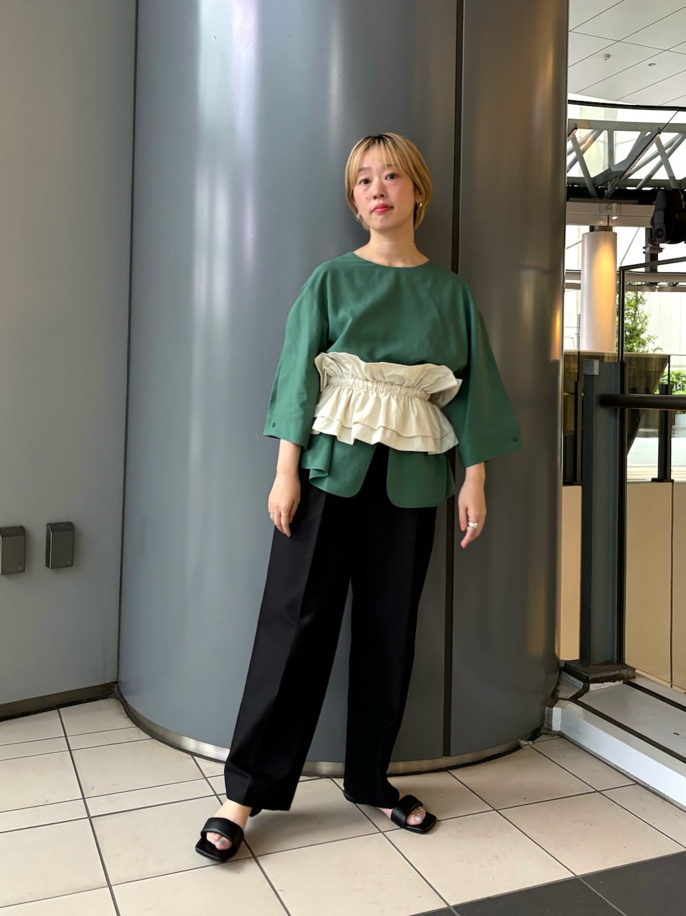 「レイヤードスタイル、プチプラ、春夏コーデ、ビスチェ、休日スタイル、ブラウス、大人女子」｜「LAATOのアイテム（トップス、グリーン系）」を使った、MINAMIさん（レディース・158cm）の春コーディネートの1枚目の写真