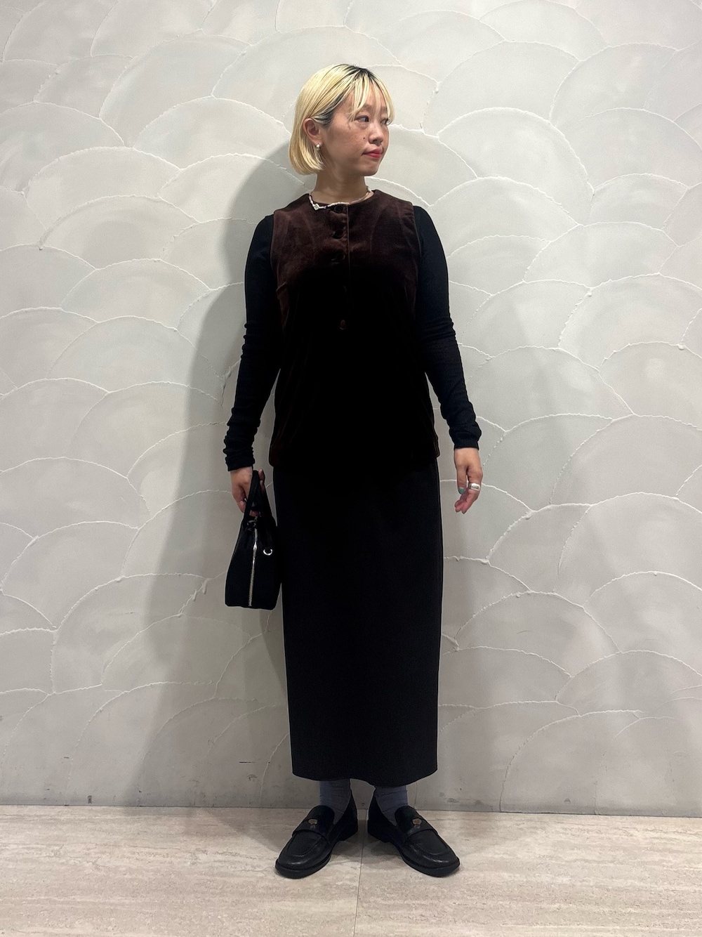 「ブラウン、秋服準備はじめました、きれいめカジュアル、シンプルコーデ、ベスト、最旬ブラウンコーデ、オトナカジュアル、大人かわいい、おでかけコーデ、ベロア、ジレ」｜「URBAN RESEARCHのマーベルトストレートミディスカート（スカート、ブラック系）」を使った、MINAMIさん（レディース・158cm）の夏コーディネートの1枚目の写真