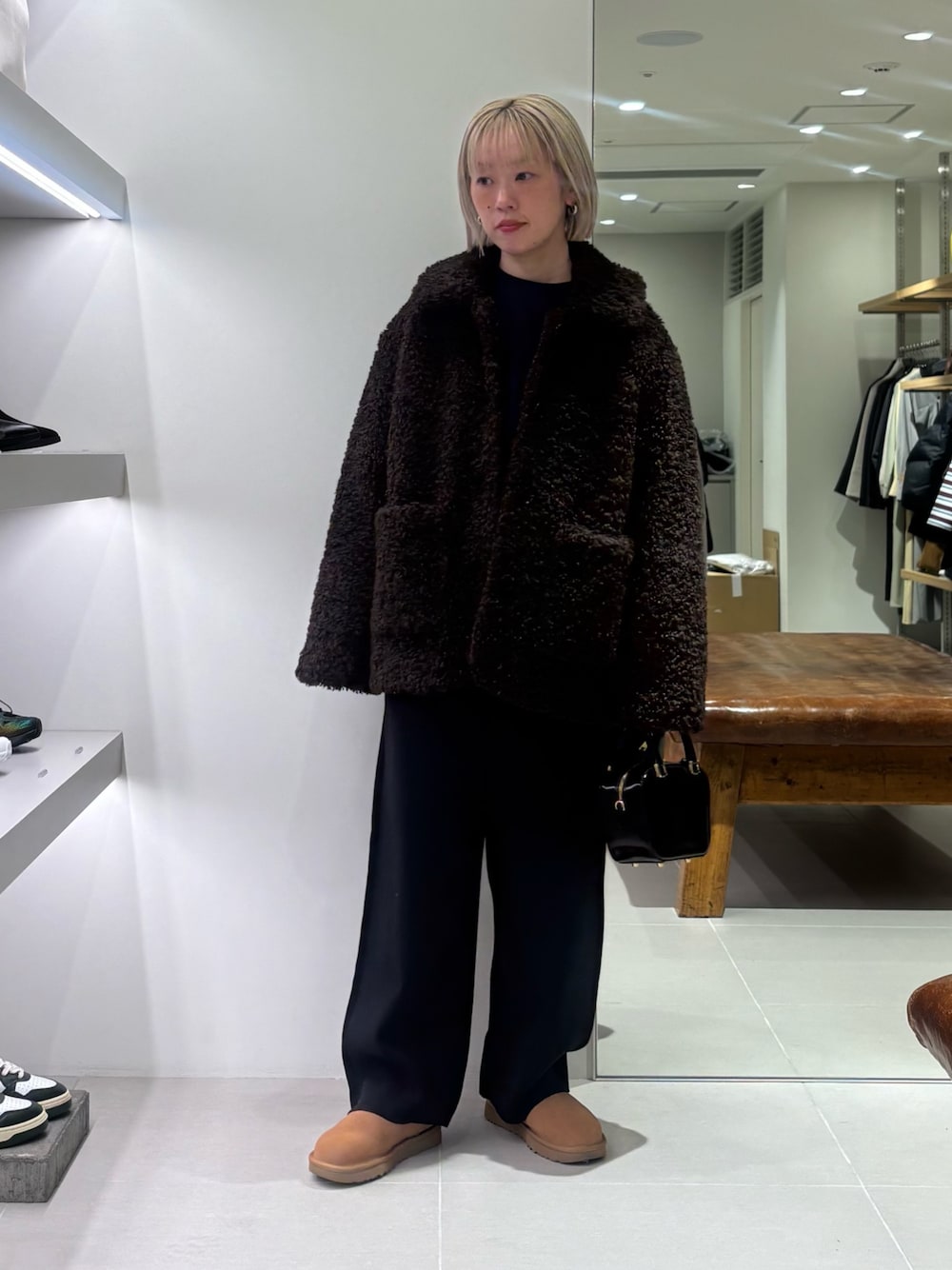 ブラウン系のその他アウター、ブラック系のその他パンツ、ブラック系のショルダーバッグを着用したレディースの秋コーディネートの1枚目の写真