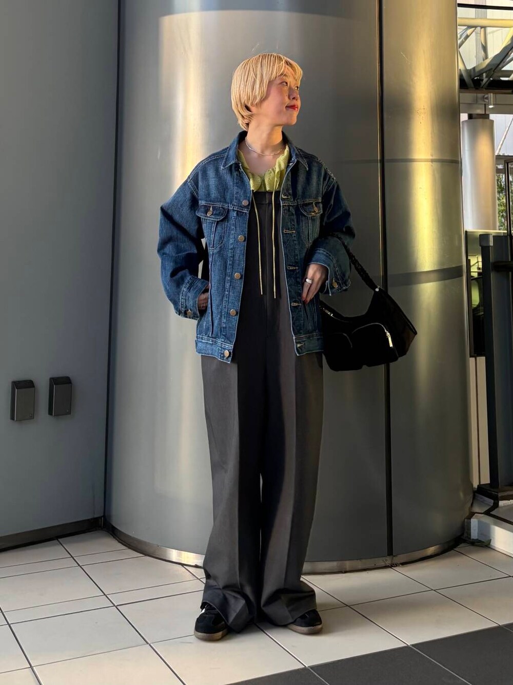 「大人カジュアル、URBANRESEARCH、春アウター、newarrival、骨格ウェーブ、ウェーブ×ブルベ夏、ここでしか手に入らない別注アイテム、私のイチ推しブランド、過ごしやすい」｜「RODE SKOのhun RODE SKO　Gather pocket（ショルダーバッグ、ブラック系）」を使った、MINAMIさん（レディース・158cm）の冬コーディネートの1枚目の写真