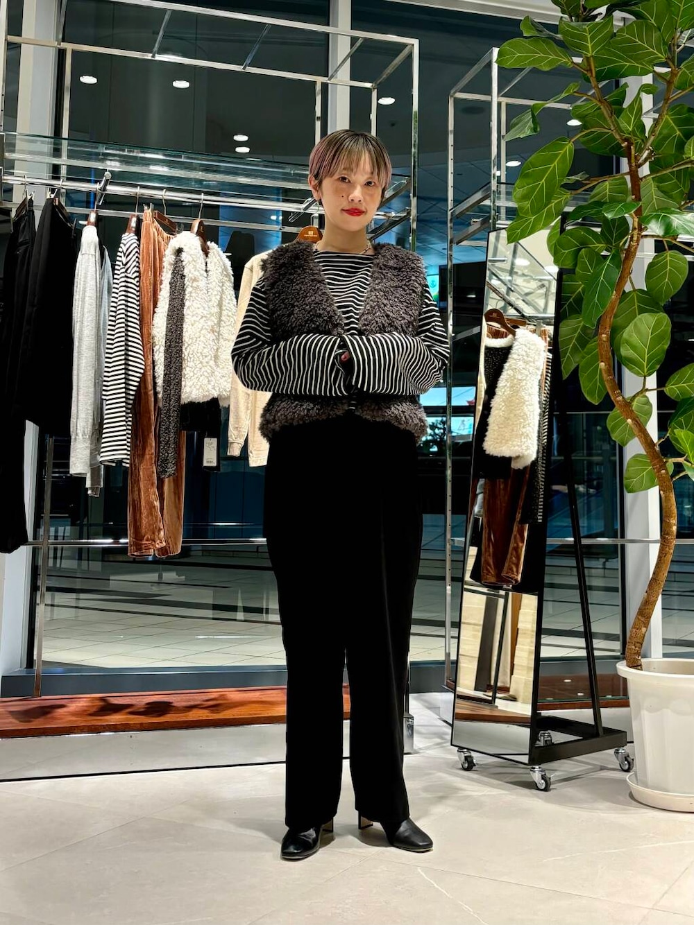 「カジュアルコーデ、URBANRESEARCH、newarrival、レイヤードコーデ、ブルベ夏、骨格ウェーブ、秋のお出かけコーデ、ウェーブ×ブルベ夏、盛夏から晩夏へスイッチコーデ、ウェーブ×カジュアル、ウェーブ×着やせ、私の推し新作アイテム、先取り秋カラーコーデ、初秋の羽織りものコーデ、ブルベ夏×秋カラーコーデ」｜「URBAN RESEARCHのショートファーベスト（ベスト、グレー系）」を使った、MINAMIさん（レディース・158cm）の夏コーディネートの1枚目の写真