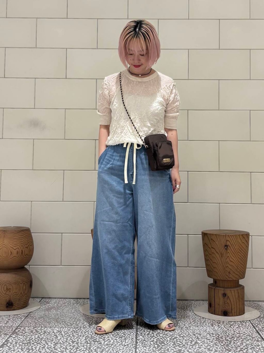 「大人カジュアル、URBANRESEARCH、シンプルコーデ、サンダル、夏コーデ、newarrival、休日スタイル、お出かけコーデ、骨格ウェーブ、暑い、ウェーブ×ブルベ夏、洒落見えイージーパンツ×サンダル、夏ルックで気分アップ」｜「URBAN RESEARCHのff by decor urban research　Stone choker（ネックレス、ブラック系）」を使った、MINAMIさん（レディース・158cm）の夏コーディネートの1枚目の写真