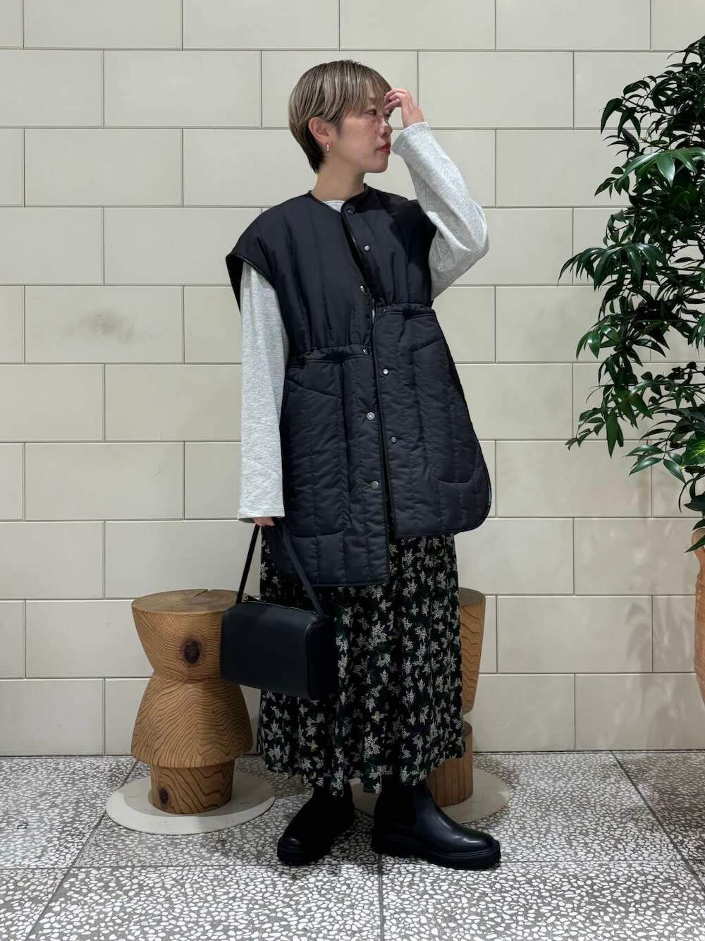 「ブーツ、URBANRESEARCH、newarrival、ブルベ夏、骨格ウェーブ、秋のお出かけコーデ、ウェーブ×ブルベ夏、盛夏から晩夏へスイッチコーデ、ウェーブ×カジュアル、ウェーブ×着やせ、私の推し新作アイテム、初秋の羽織りものコーデ」｜「URBAN RESEARCHのタンクソールサイドゴアブーツ（ブーツ、ブラック系）」を使った、MINAMIさん（レディース・158cm）の秋コーディネートの1枚目の写真