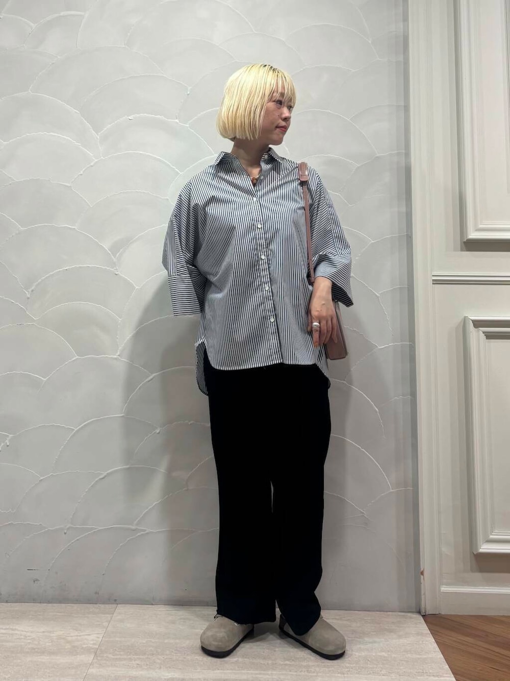 ピンク系のショルダーバッグ、ベージュ系のサンダル、ブラック系のその他パンツを着用したレディースの夏コーディネートの1枚目の写真