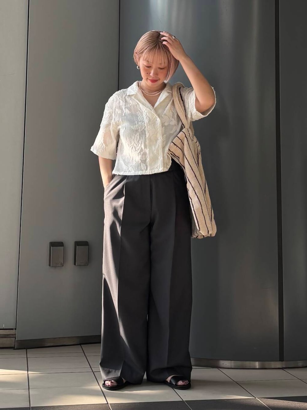 「大人カジュアル、きれいめカジュアル、URBANRESEARCH、シンプルコーデ、サンダル、newarrival、休日スタイル、サンダルコーデ、シアートップス、お出かけコーデ、骨格ウェーブ、ウェーブ×ブルベ夏、私のイチ推しブランド、やや暑い」｜「URBAN RESEARCHのSwim URBAN RESEARCH　スイム2WAYブラ（水着、グレー系）」を使った、MINAMIさん（レディース・158cm）の春コーディネートの1枚目の写真