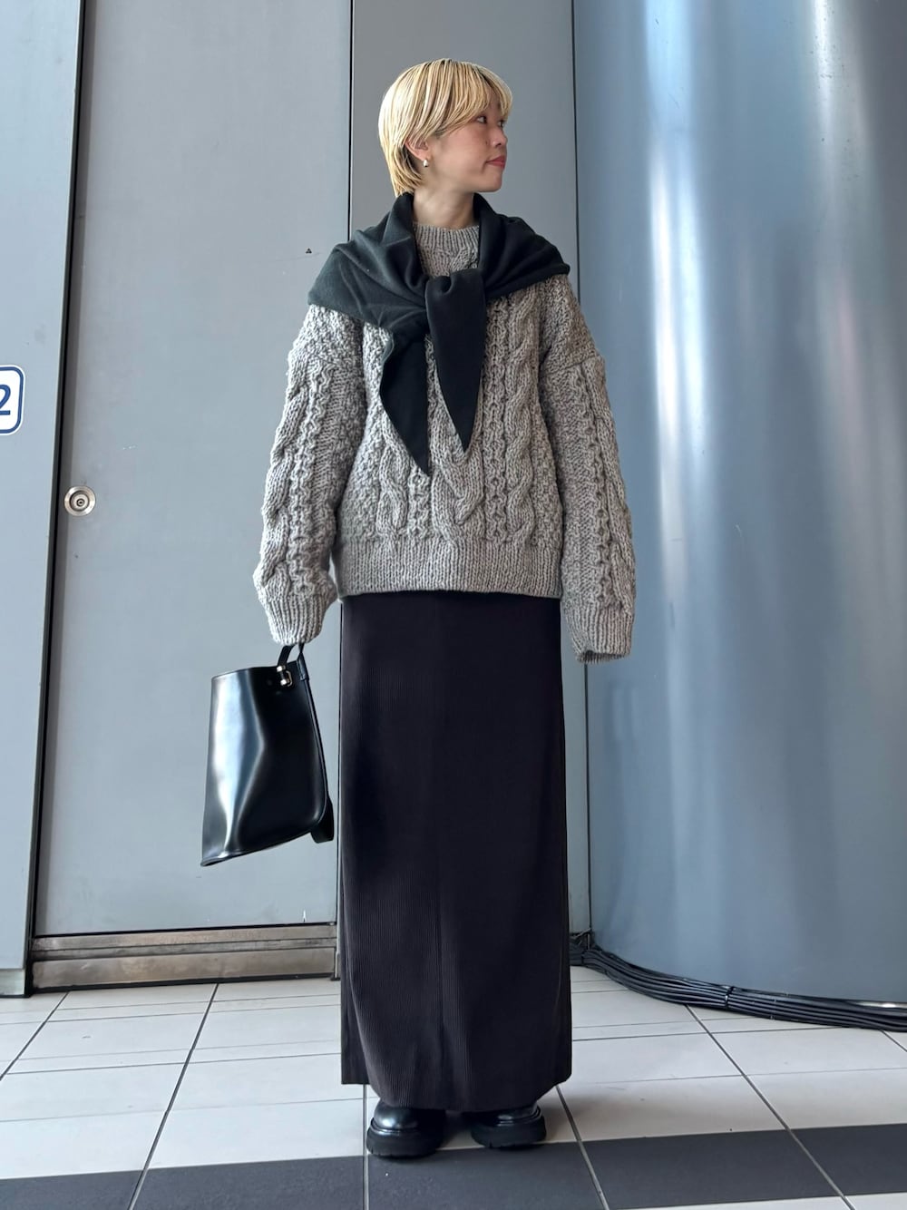 「冬コーデ、お出かけコーデ、ニット、クリスマスに着たい服、ゆるニット」｜「URBAN RESEARCHのウールカシミヤニットストール（ストール/ショール、グリーン系）」を使った、MINAMIさん（レディース・158cm）の秋コーディネートの1枚目の写真
