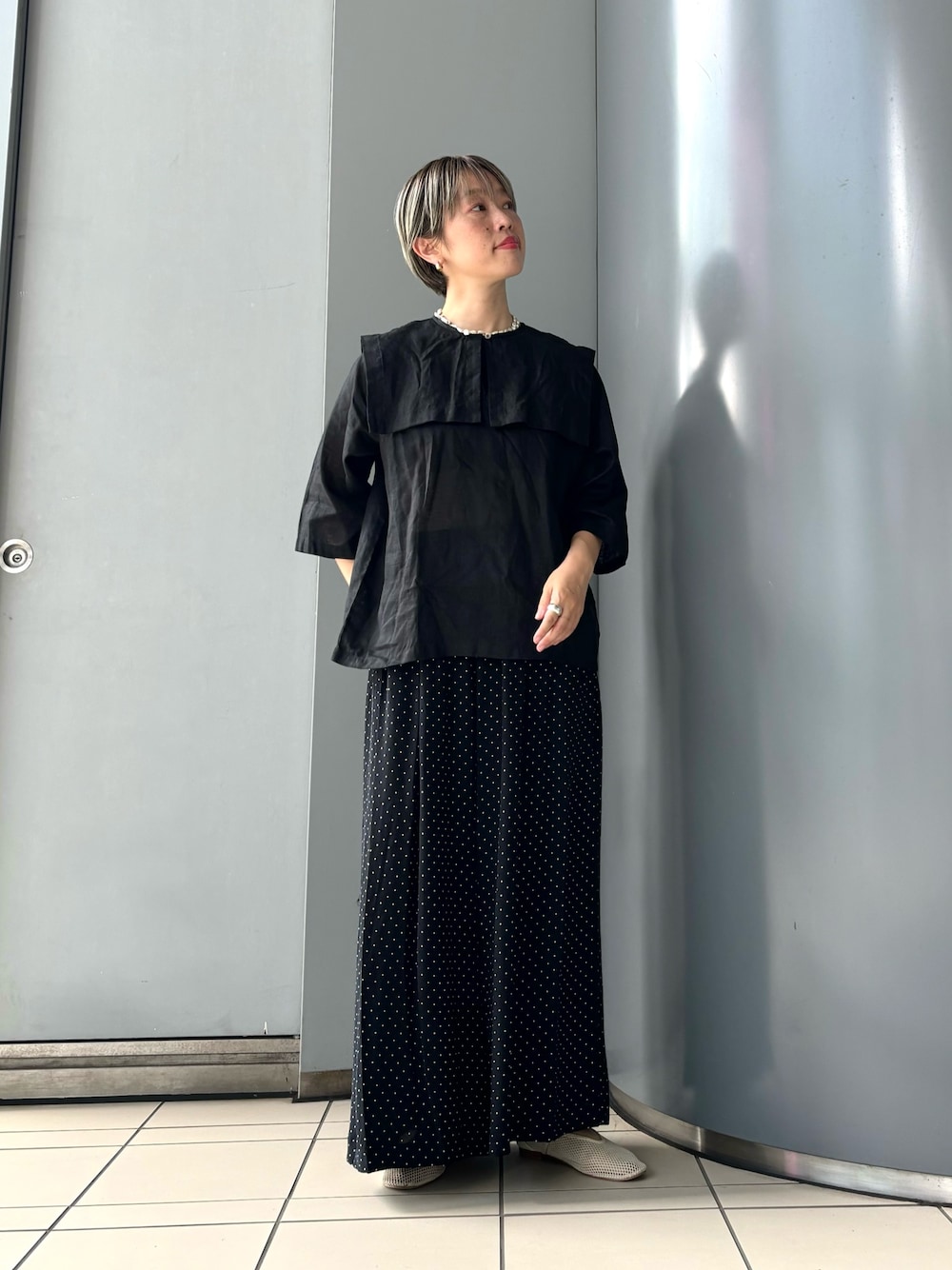 「休日スタイル、おしゃ見えテクニック、ブラックコーデ、リネン、シンプル、リラックススタイル」｜「かぐれのビッグカラー2WAYブラウス（シャツ/ブラウス、ブラック系）」を使った、MINAMIさん（レディース・158cm）の夏コーディネートの1枚目の写真