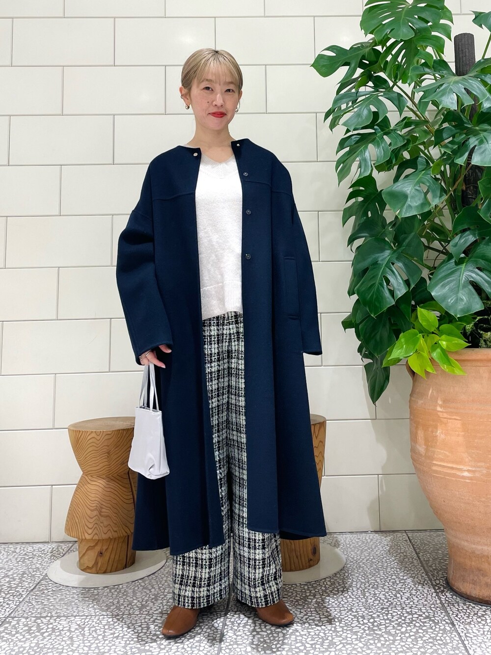「新星WEARISTAにエントリー、冬アウター、ホワイトコーデ、クリスマスに着たい服、ロングコート、マイベストコーデ2023、お出かけコーデ、コート、おでかけコーデ」｜「URBAN RESEARCHのSuper140ノーカラーリバーコート（その他アウター、ブルー系）」を使った、MINAMIさん（レディース・158cm）の冬コーディネートの1枚目の写真