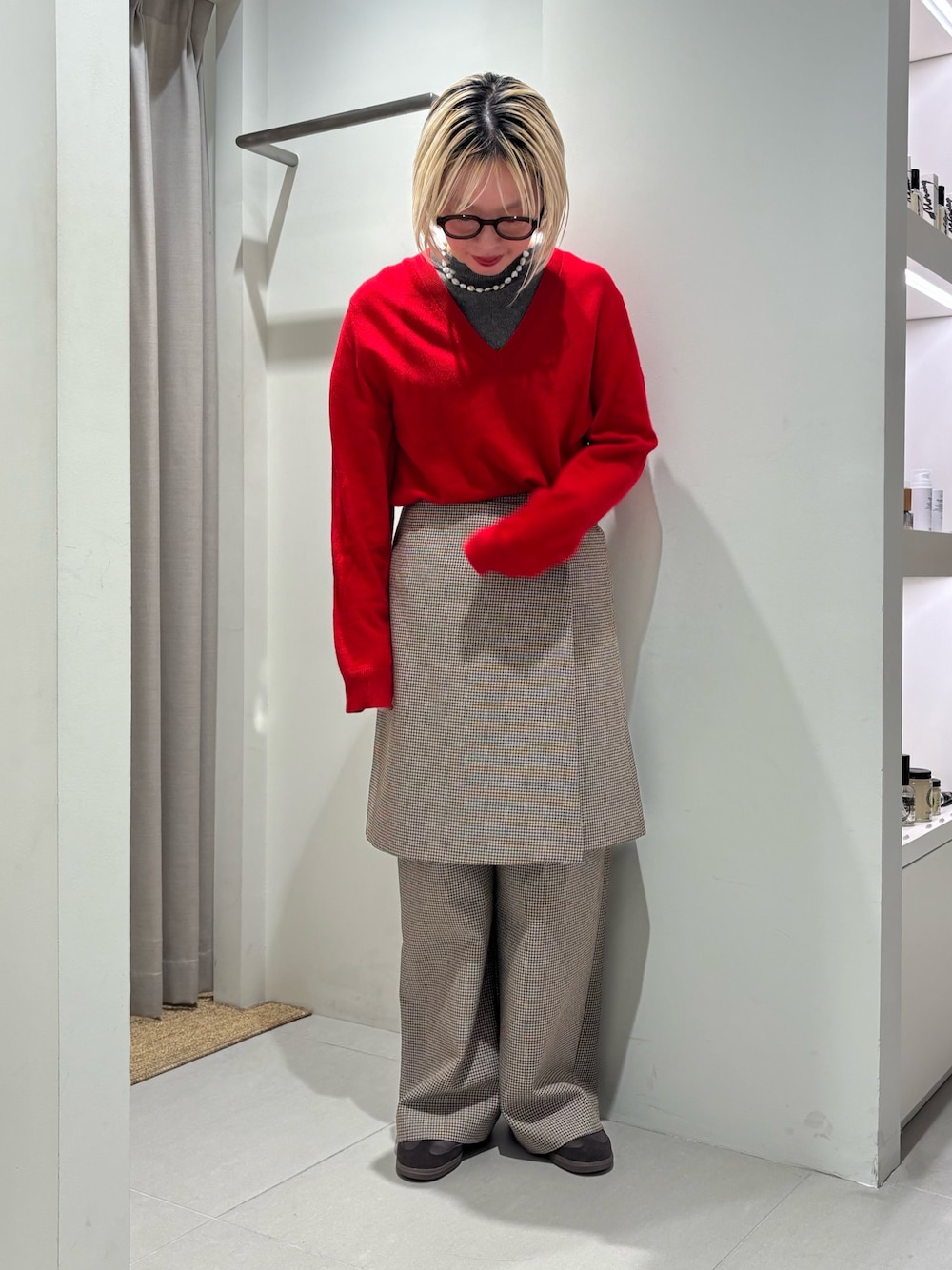 ブラウン系のスニーカー、グレー系のその他パンツ、グレー系のスカートを着用したレディースの秋コーディネートの1枚目の写真