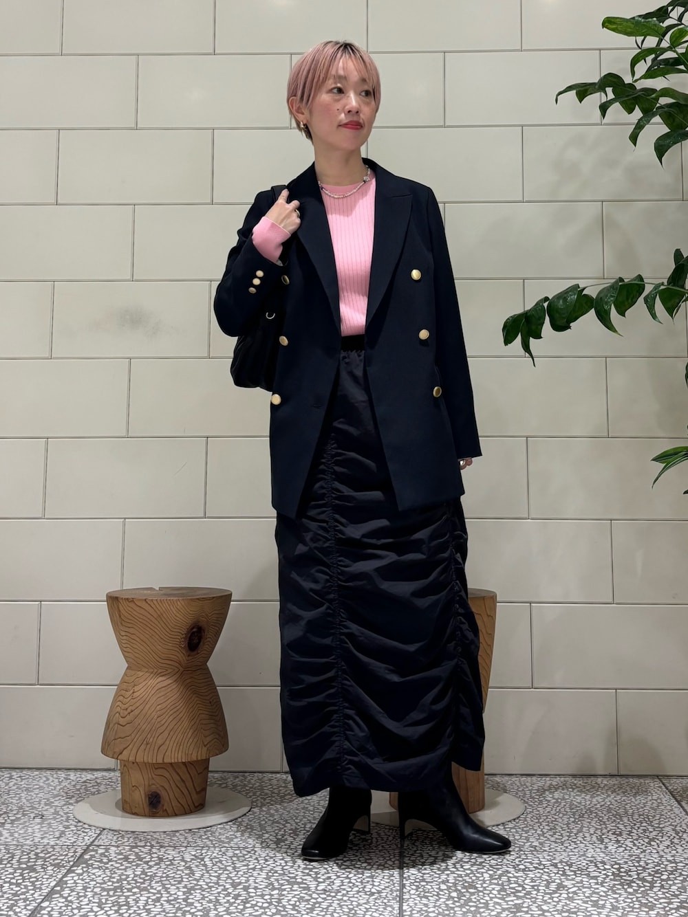 「韓国ファッション、ロングコート、カラーコーデ、ニット、Coming soon…、ジャケット」｜「URBAN RESEARCHの『WEB限定』クルーネックコンパクトリブニット（ニット/セーター、ピンク系）」を使った、MINAMIさん（レディース・158cm）の冬コーディネートの1枚目の写真