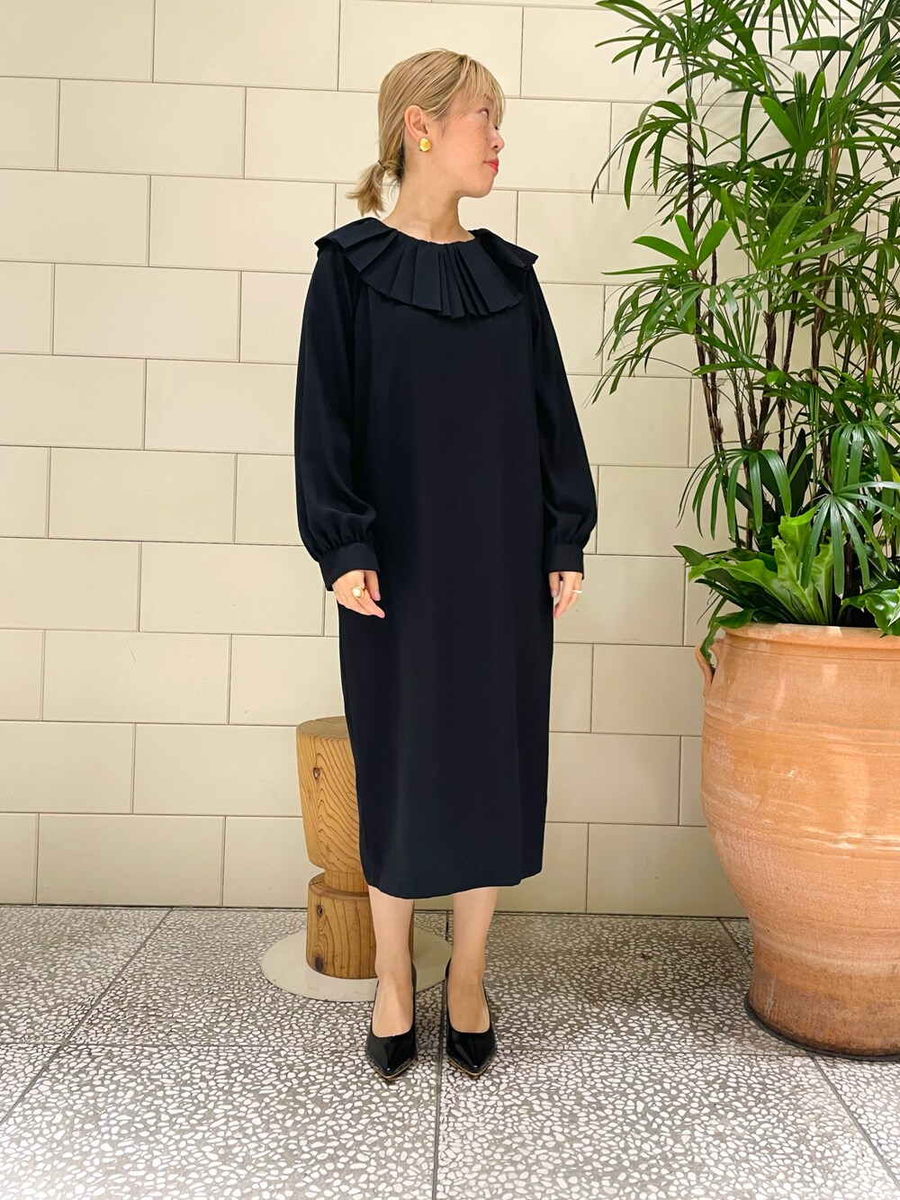 「ほめられ本命コーデ、フォーマル、２ＷＡＹ、結婚式、結婚式二次会スタイル、ブラック、ブラックコーデ、パンプス」｜「URBAN RESEARCHのアイテム（ワンピース/ドレス、ブラック系）」を使った、MINAMIさん（レディース・158cm）の冬コーディネートの1枚目の写真