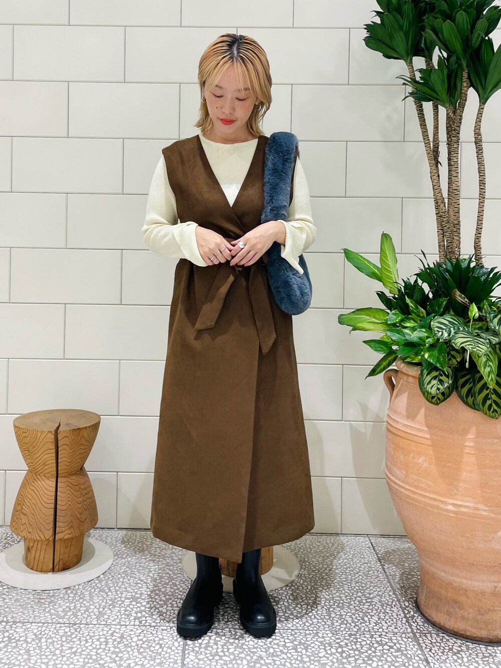 「秋服まるっと大公開、秋コーデ、お出かけコーデ、ワンピース、シンプルコーデ、きれいめカジュアル、ニットコーデ、ブラウン」｜「URBAN RESEARCH ROSSO WOMENのコンパクトリブニット（ニット/セーター、ホワイト系）」を使った、MINAMIさん（レディース・158cm）の秋コーディネートの1枚目の写真