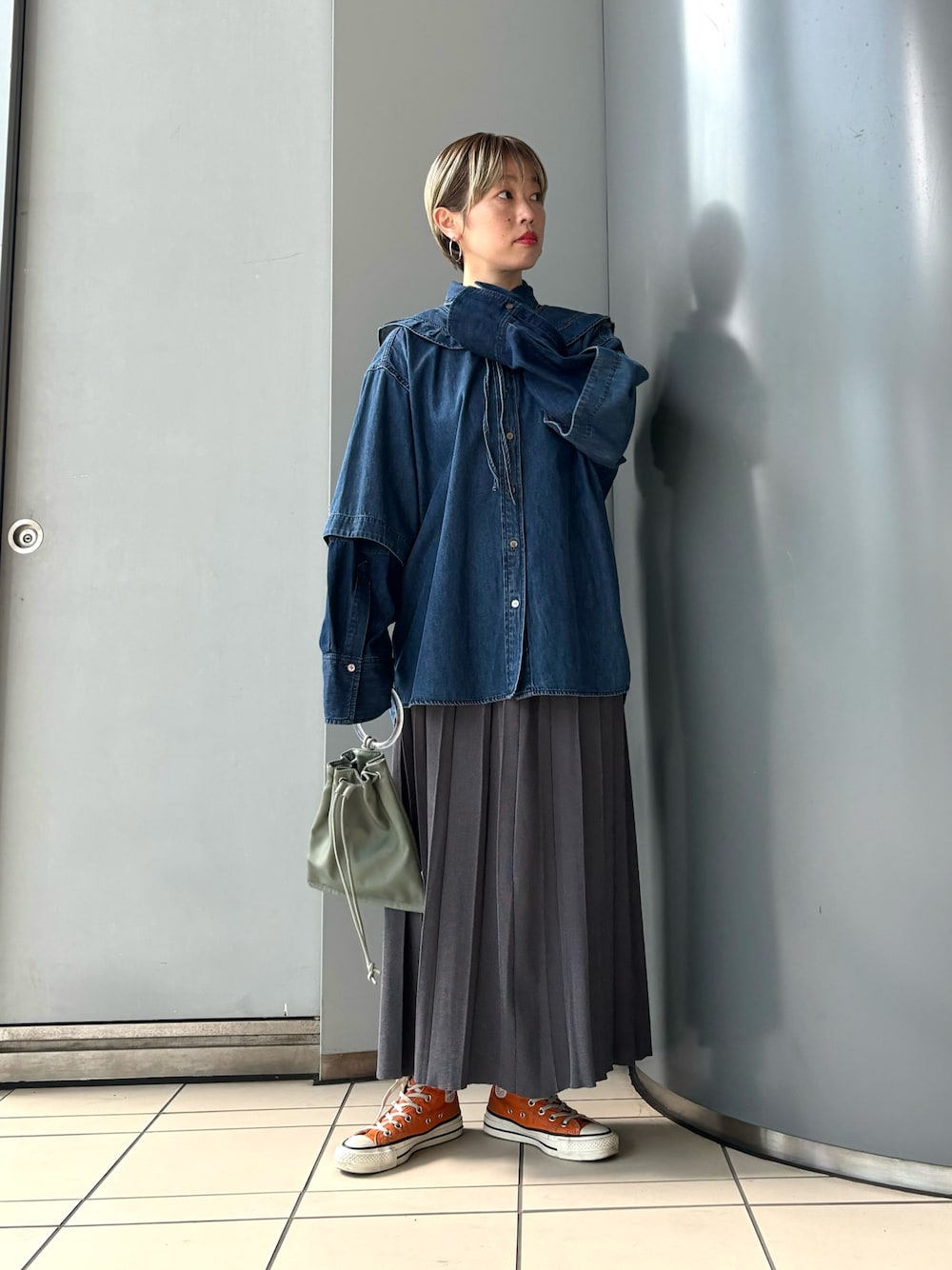 「アツいコーデ全部見せ、休日スタイル、フリル、おでかけコーデ」｜「LAATOのdenim blouse（シャツ/ブラウス、ブルー系）」を使った、MINAMIさん（レディース・158cm）の夏コーディネートの1枚目の写真