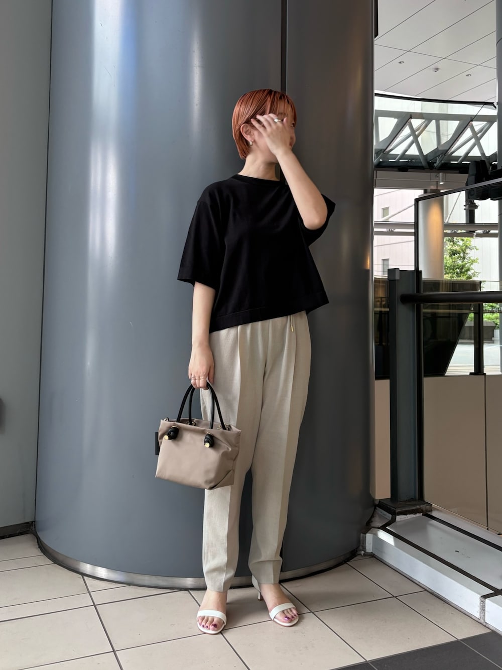 「きれいめカジュアル、春夏コーデ、シンプルコーデ、お出かけコーデ、オフィスカジュアル、大人コーデ」｜「URBAN RESEARCHのハイゲージニットTシャツ（ニット/セーター、ブラック系）」を使った、MINAMIさん（レディース・158cm）の春コーディネートの1枚目の写真