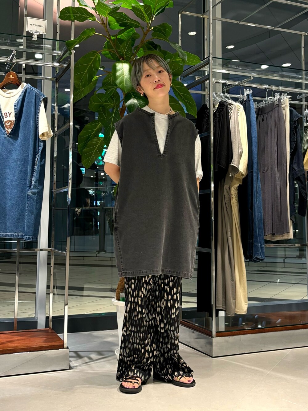 「ロゴT、おしゃ見えテクニック、デニム、休日スタイル、スポーツミックス、今日のコーデ」｜「URBAN RESEARCHのデニムジレ（ベスト、ブラック系）」を使った、MINAMIさん（レディース・158cm）の夏コーディネートの1枚目の写真