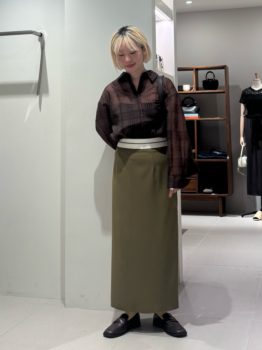 「チェック、ブラウン、秋服準備はじめました、シャツスタイル、きれいめカジュアル、シアートップス、シンプルコーデ、ロングスカート、小物で作る初秋コーデ、季節の変わり目羽織コーデ、大人コーデ、シンプル、秋のコーデ、今日のコーデ、秋色」｜「URBAN RESEARCHのシアーチェックオーバーシャツ（シャツ/ブラウス、ブラウン系）」を使った、MINAMIさん（レディース・158cm）の秋コーディネートの1枚目の写真