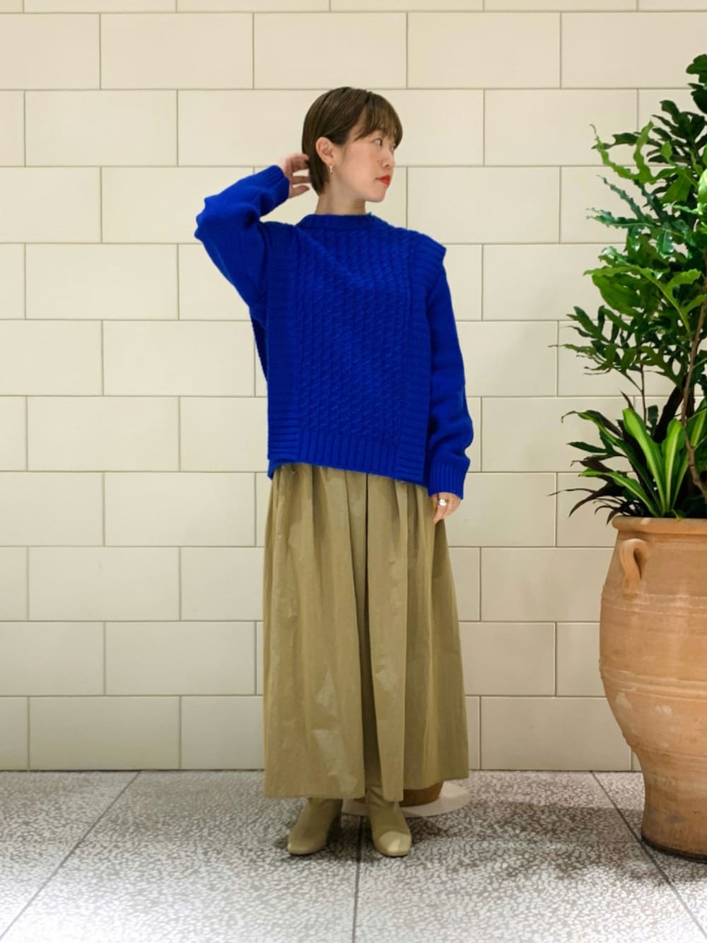 「ニット、スカート、ブーツ、ブルー、秋のコーデ、カラーニット、大人カジュアル、ニットベスト、秋服、秋コーデ、だから秋服が好き」｜「URBAN RESEARCHの2WAY変形ケーブルニットプルオーバー（ニット/セーター、ブルー系）」を使った、MINAMIさん（レディース・158cm）の秋コーディネートの1枚目の写真