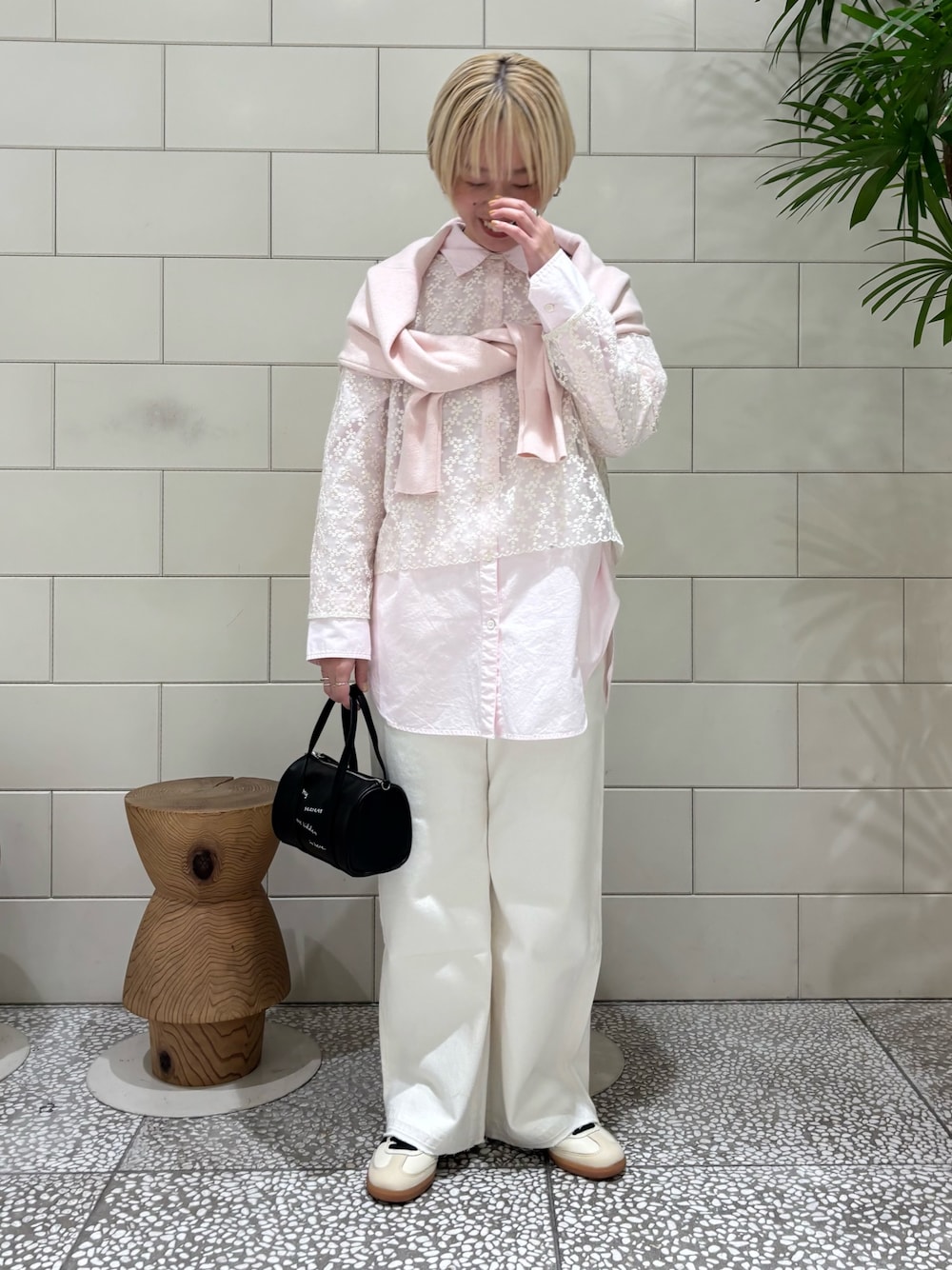 ピンク系のシャツ/ブラウス、ピンク系のニット/セーター、ホワイト系のシャツ/ブラウスを着用したレディースの冬コーディネートの1枚目の写真