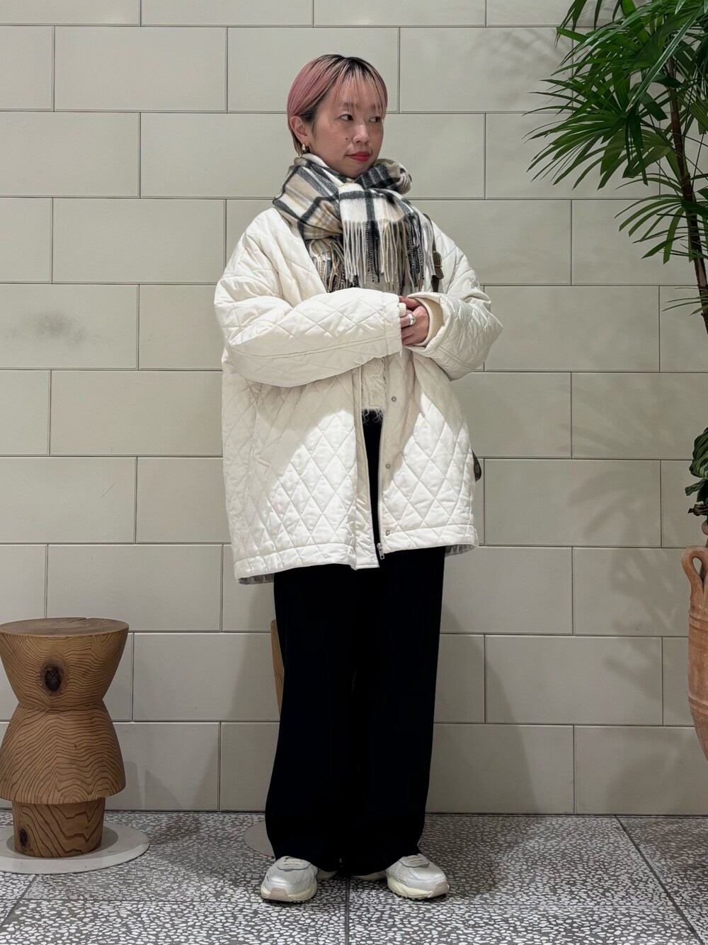 ホワイト系のダウンジャケット/コート、ホワイト系のカーディガン/ボレロ、ブラック系のその他パンツを着用したレディースの冬コーディネートの1枚目の写真