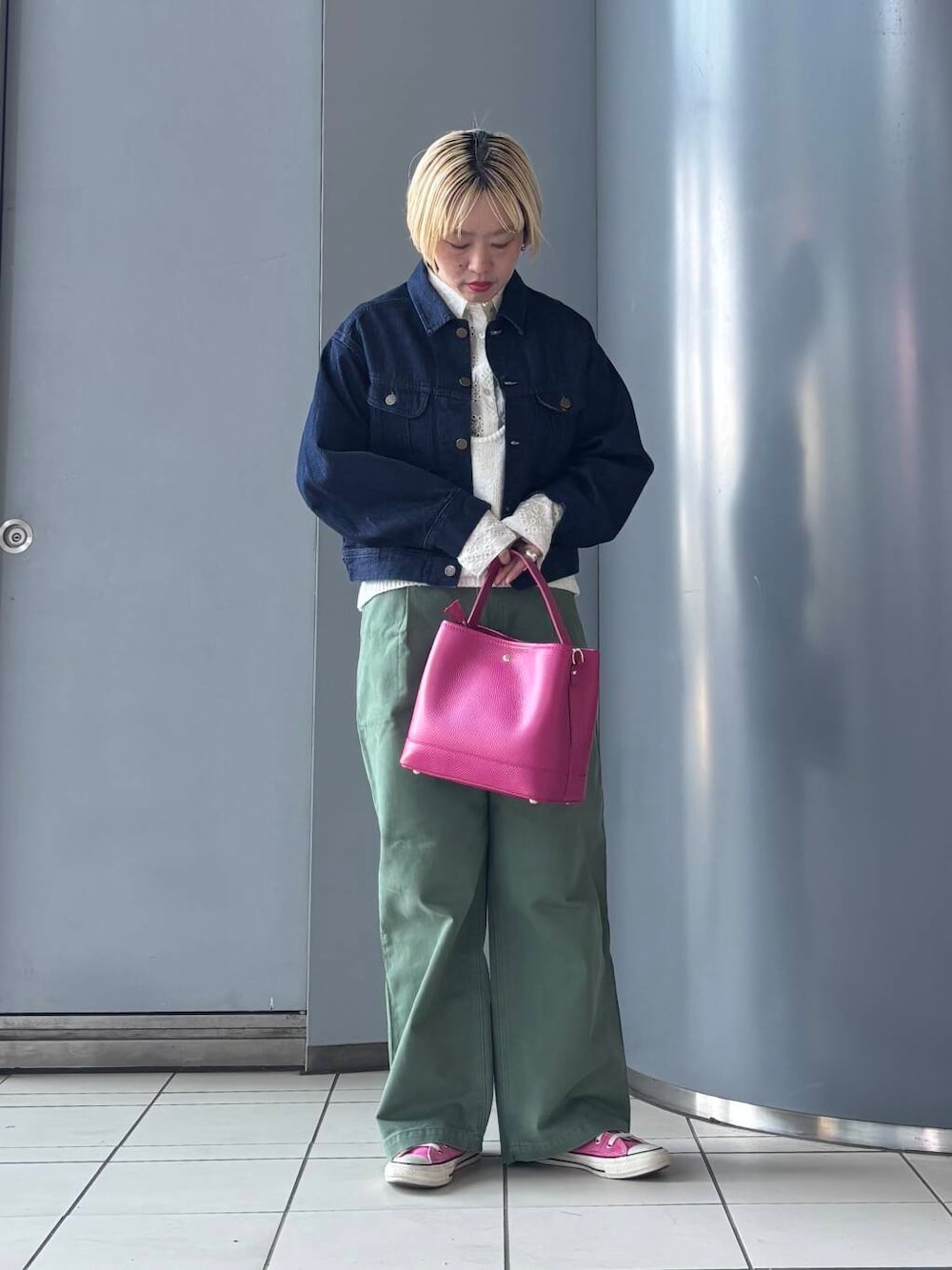 「lee、大人カジュアル、シャツスタイル、きれいめカジュアル、URBANRESEARCH、newarrival、休日スタイル、デニムジャケット、骨格ウェーブ、ウェーブ×ブルベ夏、ここでしか手に入らない別注アイテム、私の推しデニムスタイル」｜「URBAN RESEARCHの刺繍レースオーバーシャツ（シャツ/ブラウス、ホワイト系）」を使った、MINAMIさん（レディース・158cm）の冬コーディネートの1枚目の写真