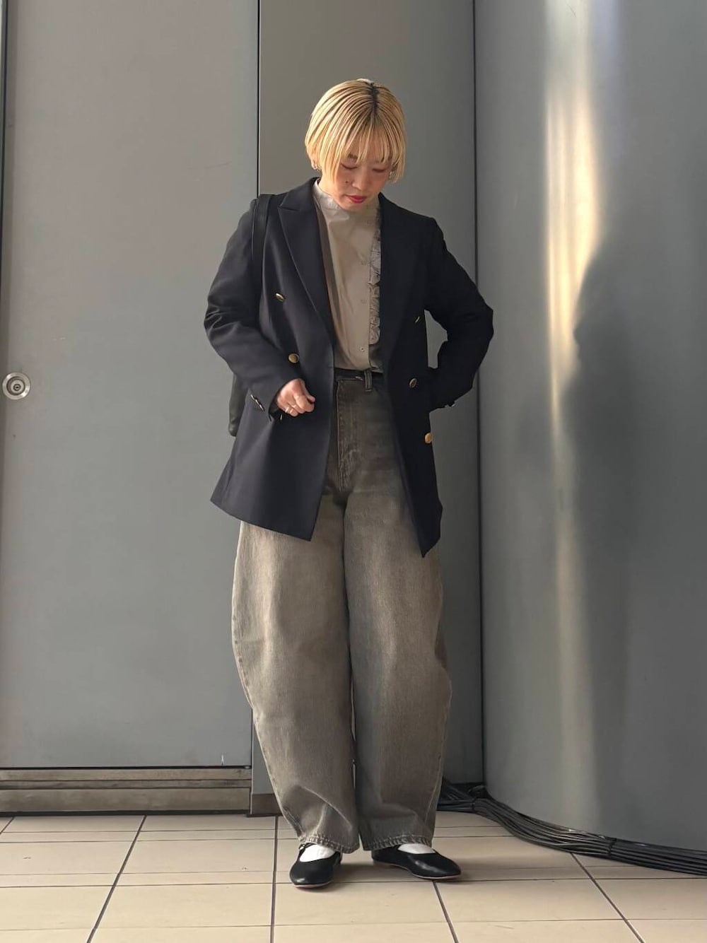 「デニム、ジャケットスタイル、URBANRESEARCH、ブラウス、フラットシューズ、テーラードジャケット、newarrival、淡色コーデ、ブルベ夏、骨格ウェーブ、ウェーブ×ブルベ夏、私の推しデニムスタイル」｜「URBAN RESEARCHのワイドカーブデニムパンツ（デニムパンツ、グリーン系）」を使った、MINAMIさん（レディース・158cm）の冬コーディネートの1枚目の写真
