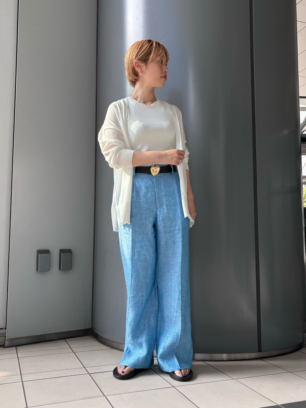 「きれいめカジュアル、シンプルコーデ、休日スタイル、初夏コーデ、オトナカジュアル、カーディガン、UVカット」｜「URBAN RESEARCHのハイゲージノースリーブニット（タンクトップ、ホワイト系）」を使った、MINAMIさん（レディース・158cm）の春コーディネートの1枚目の写真