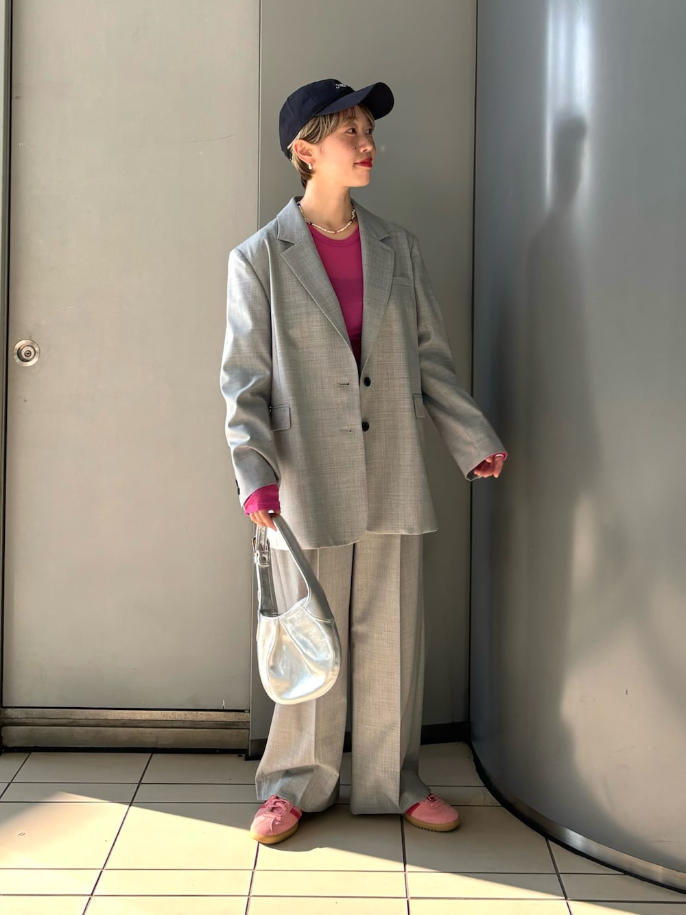 「スポーツミックス、きれいめカジュアル、休日スタイル、キャップ、秋服準備はじめました、オトナ女子」｜「URBAN RESEARCHのスーパー100ウールジャケット（その他アウター、グレー系）」を使った、MINAMIさん（レディース・158cm）の夏コーディネートの1枚目の写真