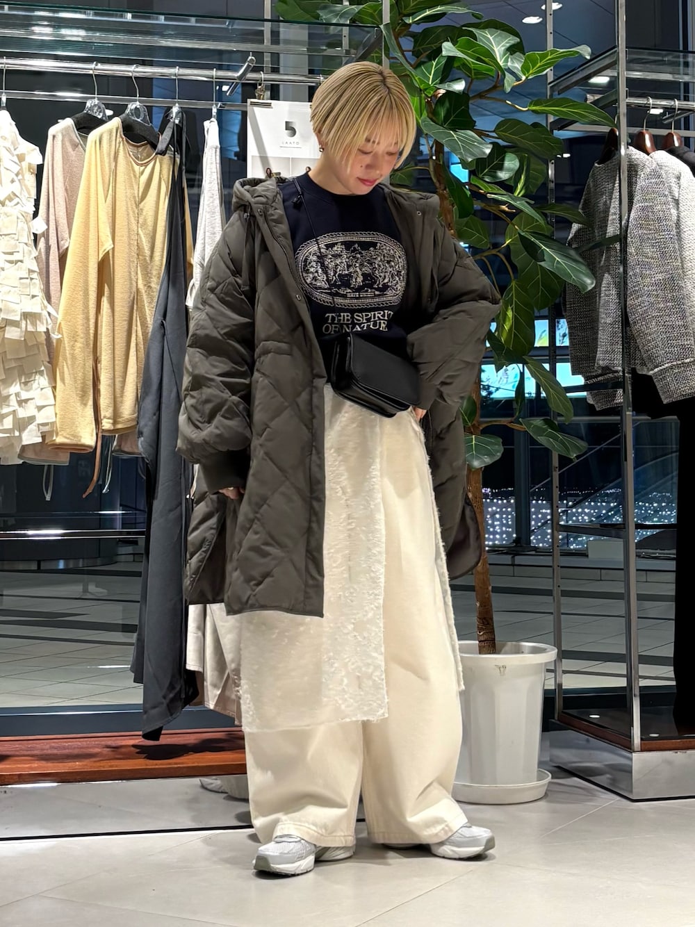 「今日のコーデ、着回しコーデ、カジュアルスタイル、春服、冬服、パンツスタイル、レイヤードスタイル、スウェット、デニム、ダウンジャケット」｜「URBAN RESEARCHのキルティングドロストダウンコート（ダウンジャケット/コート、グレー系）」を使った、MINAMIさん（レディース・158cm）の冬コーディネートの1枚目の写真
