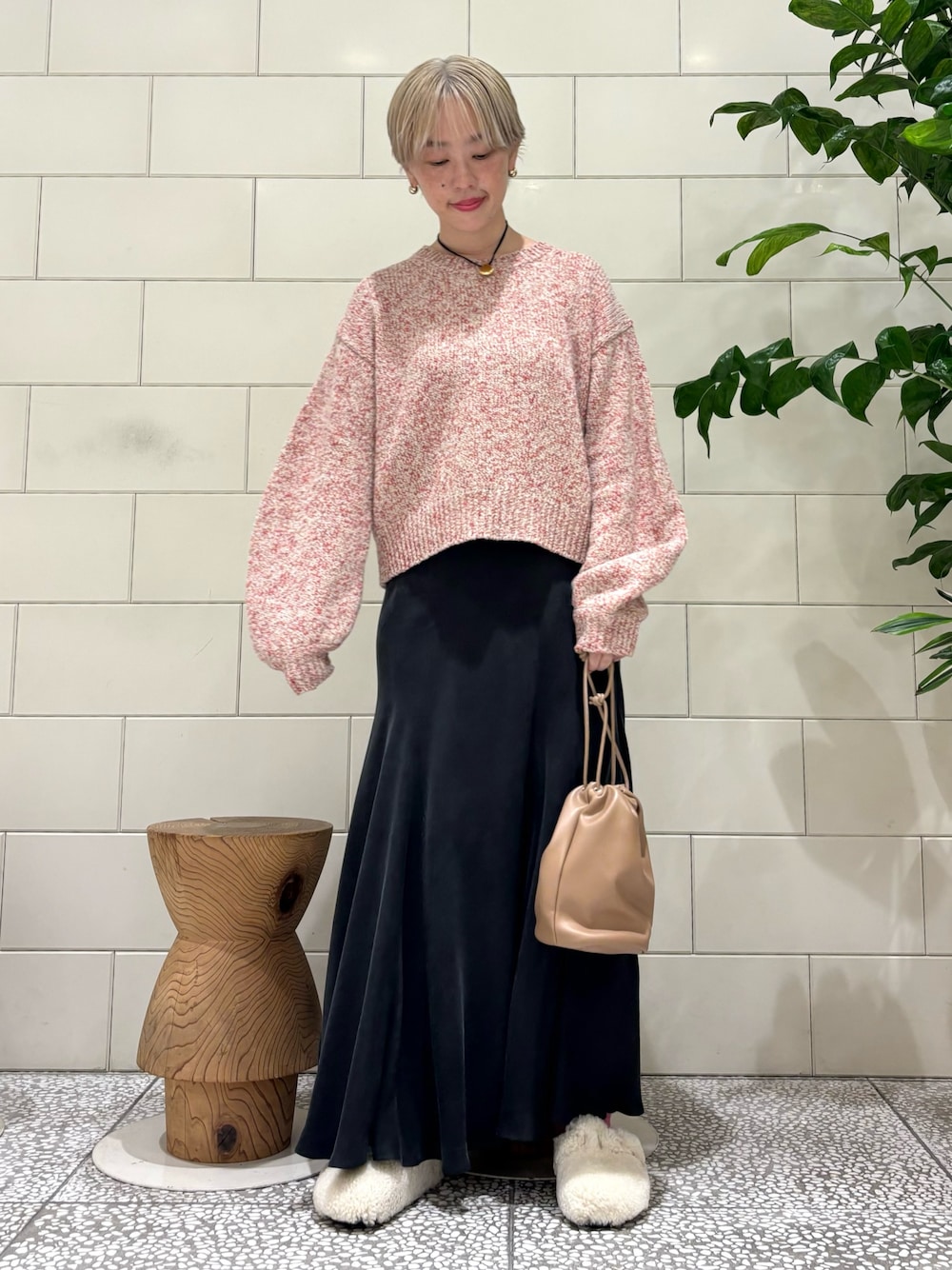 「マーメイドスカート、お出かけコーデ、秋コーデ、きれいめカジュアル、ロングスカート、birkenstock」｜「URBAN RESEARCHの『MADE IN JAPAN』キュプラフィブリルフレアスカート（スカート、グレー系）」を使った、MINAMIさん（レディース・158cm）の秋コーディネートの1枚目の写真
