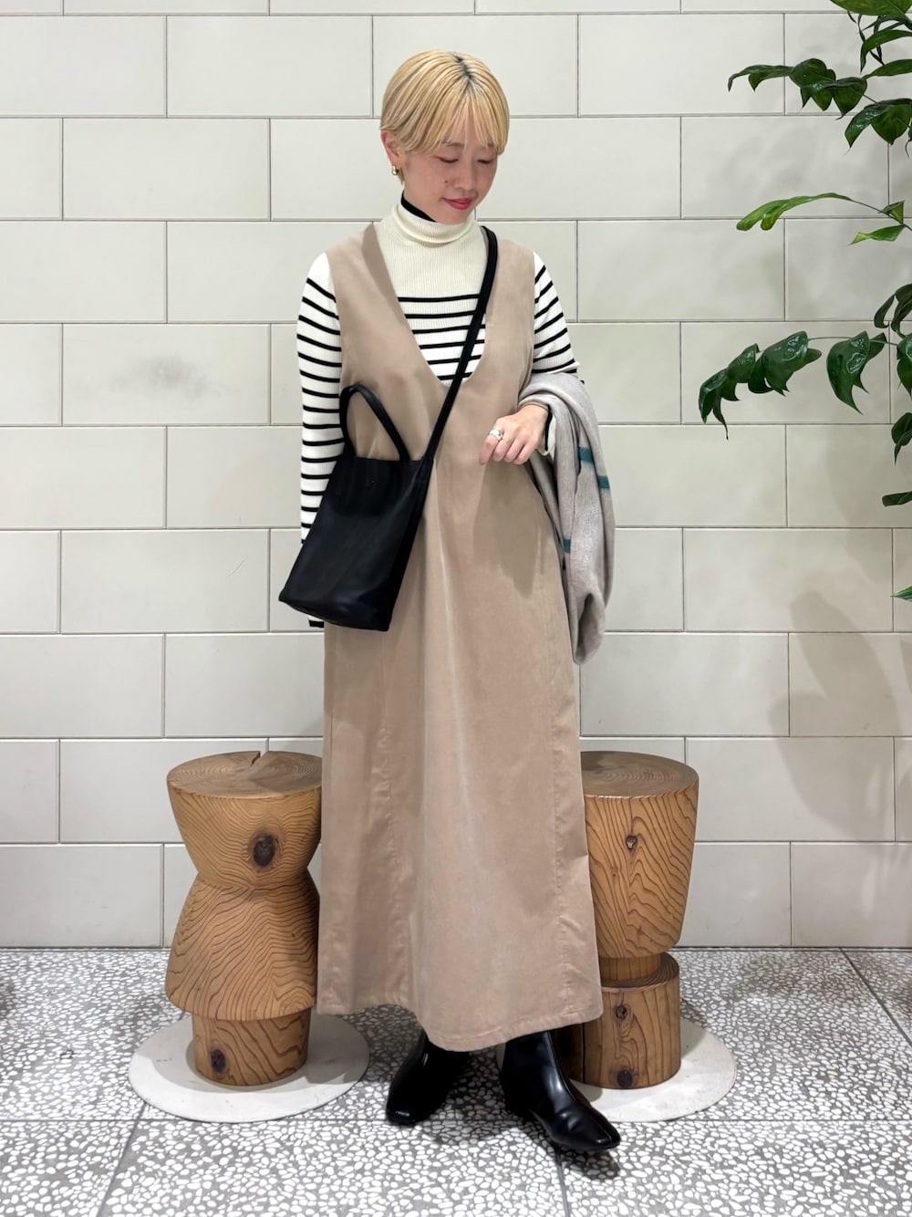 「秋コーデ、お出かけコーデ、ワンピース、コーデュロイ、ブーツ、淡色コーデ、キレイめカジュアル」｜「URBAN RESEARCHの『一部WEB限定カラー』『UR TECH』ハイネックリブニット（ニット/セーター、ホワイト系）」を使った、MINAMIさん（レディース・158cm）の秋コーディネートの1枚目の写真