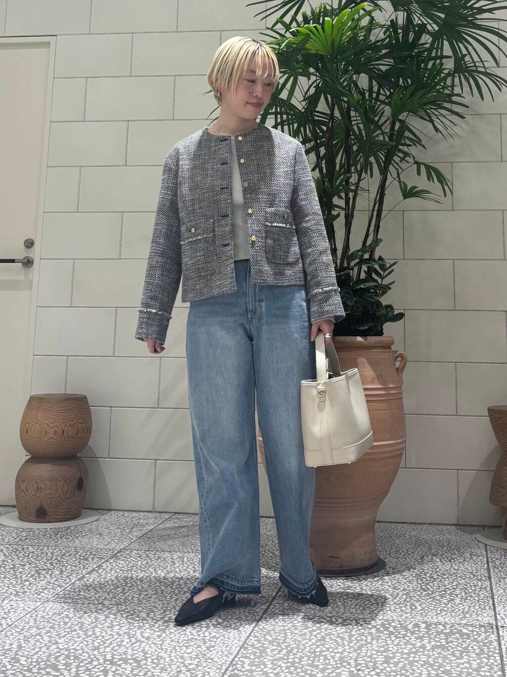 「大人カジュアル、デニムスタイル、URBANRESEARCH、newarrival、骨格ウェーブ、ウェーブ×ブルベ夏、やや寒い、春のジャケットスタイル、おでかけコーデ、パンツスタイル、春先取り、大人かわいい、ジャケットコーデ、デニムコーデ」｜「URBAN RESEARCHのダメージワイドデニムパンツ（デニムパンツ、ブルー系）」を使った、MINAMIさん（レディース・158cm）の冬コーディネートの1枚目の写真