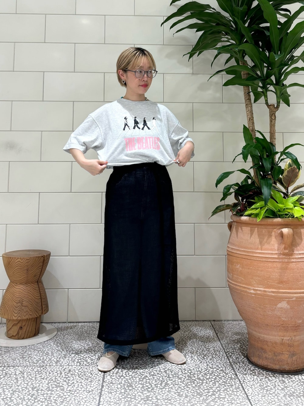 「お出かけコーデ、初夏コーデ、レイヤードスタイル、Tシャツコーデ、デニム、休日スタイル、カジュアルコーデ、韓国ファッション」｜「GOOD ROCK SPEEDのGOOD ROCK SPEED　THE BEATLES T-SHIRTS 1（Tシャツ/カットソー、グレー系）」を使った、MINAMIさん（レディース・158cm）の春コーディネートの1枚目の写真