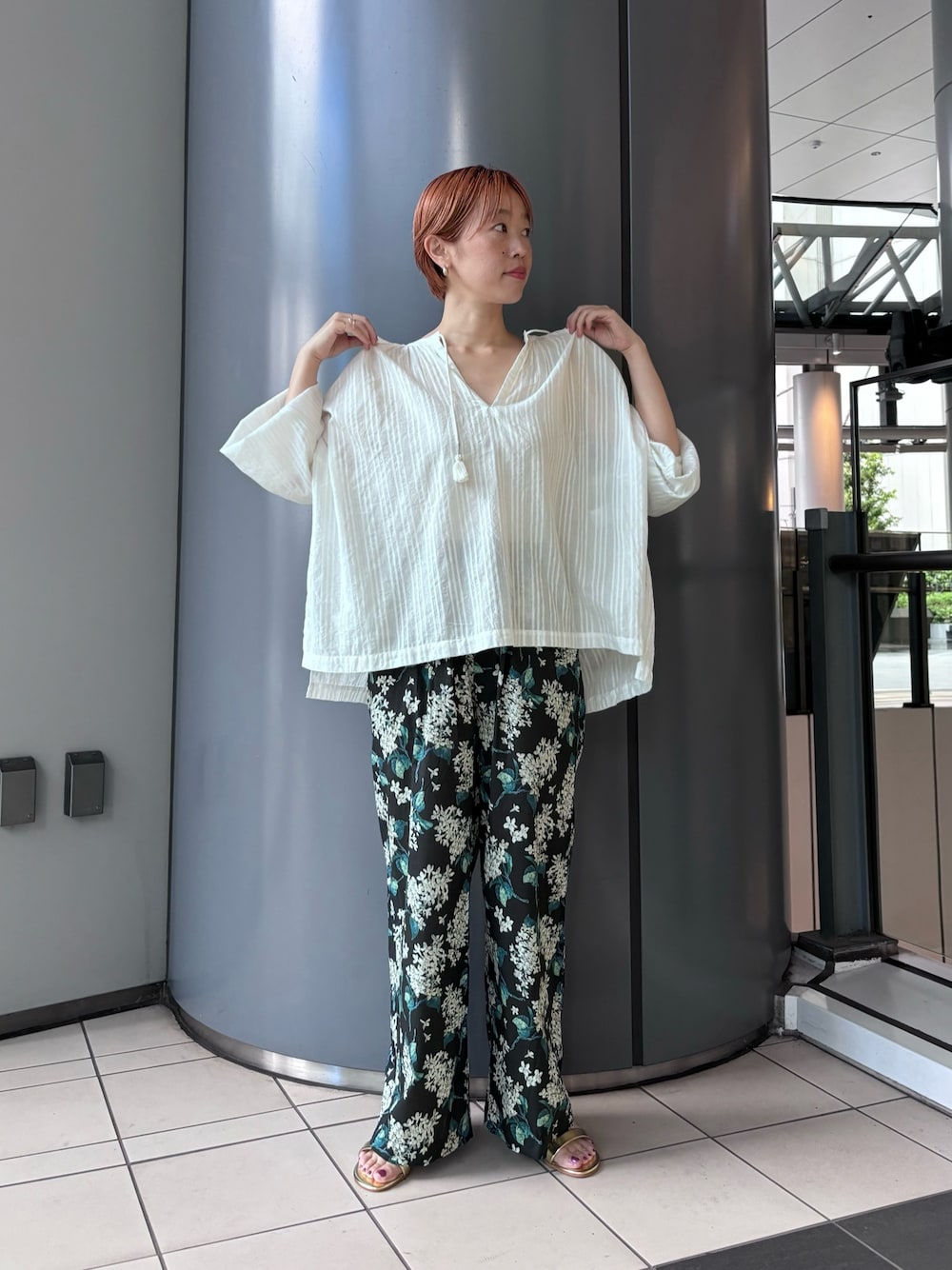 「きれいめカジュアル、春夏コーデ、シアートップス、休日スタイル、シンプルコーデ、サンダル」｜「URBAN RESEARCHのラメストライプチュニックブラウス（シャツ/ブラウス、ホワイト系）」を使った、MINAMIさん（レディース・158cm）の春コーディネートの1枚目の写真