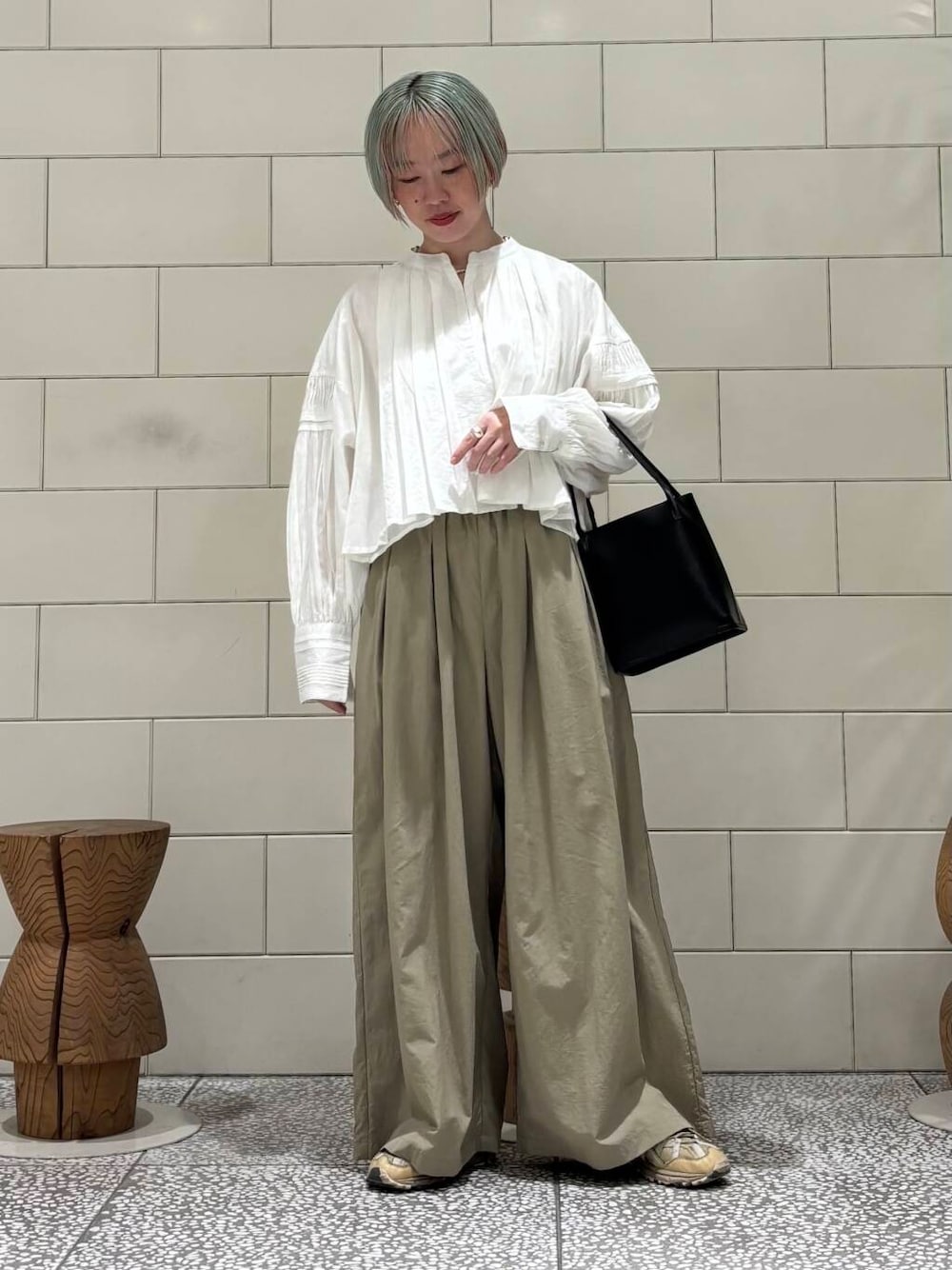 「大人カジュアル、ワイドパンツ、URBANRESEARCH、ブラウス、newarrival、休日スタイル、骨格ウェーブ、ウェーブ×ブルベ夏、即戦力ブラウスコーデ、ブラウスが主役の春コーデ」｜「URBAN RESEARCHの『UR TECH』ギャザーワイドパンツ（その他パンツ、ベージュ系）」を使った、MINAMIさん（レディース・158cm）の春コーディネートの1枚目の写真