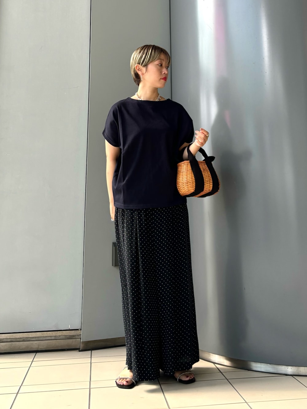 「休日スタイル、きれいめカジュアル、夏コーデ、サンダル、シンプルコーデ」｜「URBAN RESEARCH DOORSの『臼田あさ美さん着用』『UR TECH ひやサラクール』ドライコットンボートネックプルオーバー（Tシャツ/カットソー、ブルー系）」を使った、MINAMIさん（レディース・158cm）の夏コーディネートの1枚目の写真