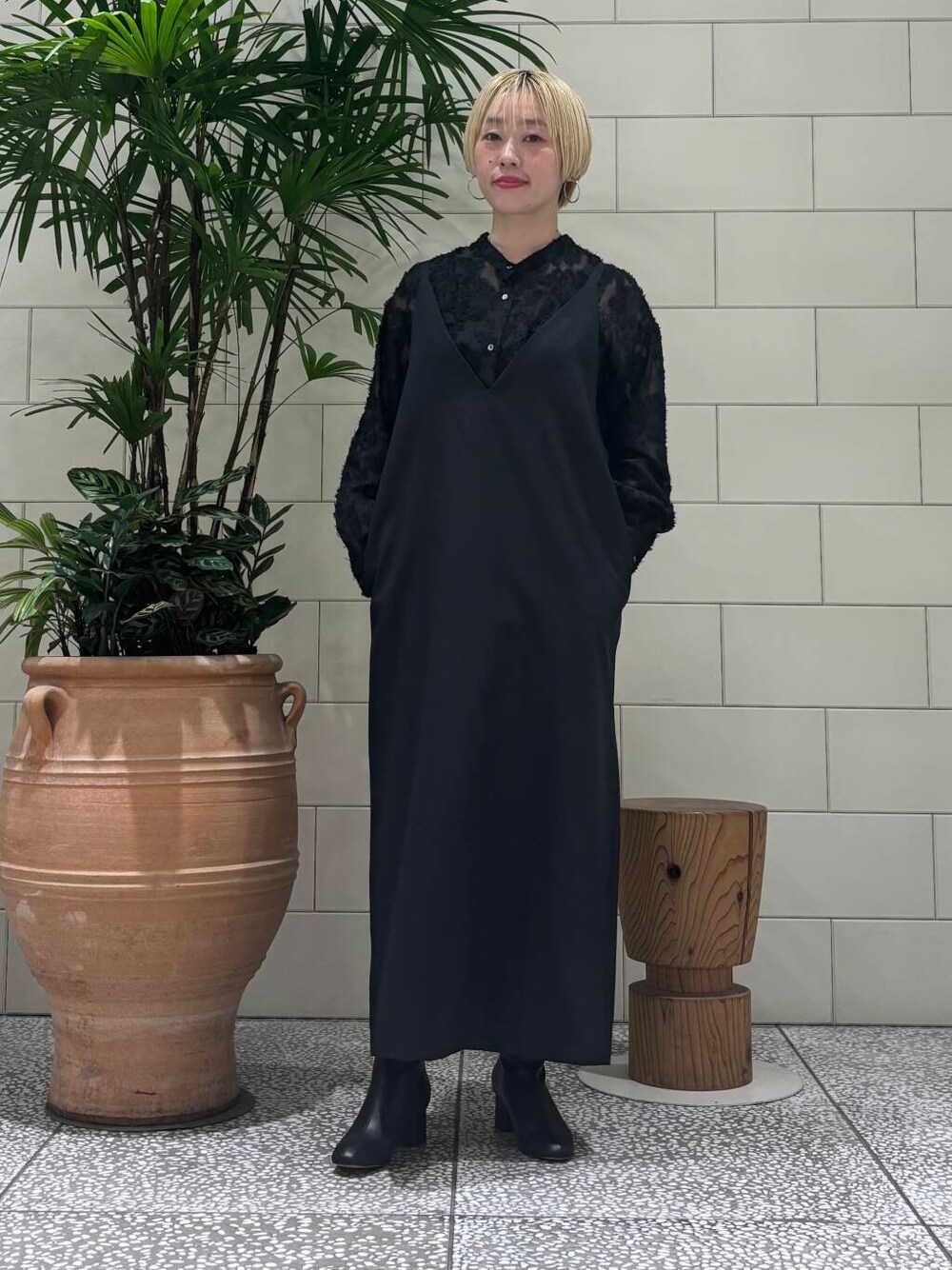 ブラック系のブーツ、ブラック系のシャツ/ブラウス、グレー系のワンピースを着用したレディースの冬コーディネートの1枚目の写真