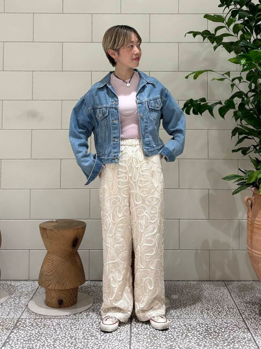 ブルー系のデニムジャケット、ホワイト系のその他パンツ、ピンク系のニット/セーターを着用したレディースの秋コーディネートの1枚目の写真