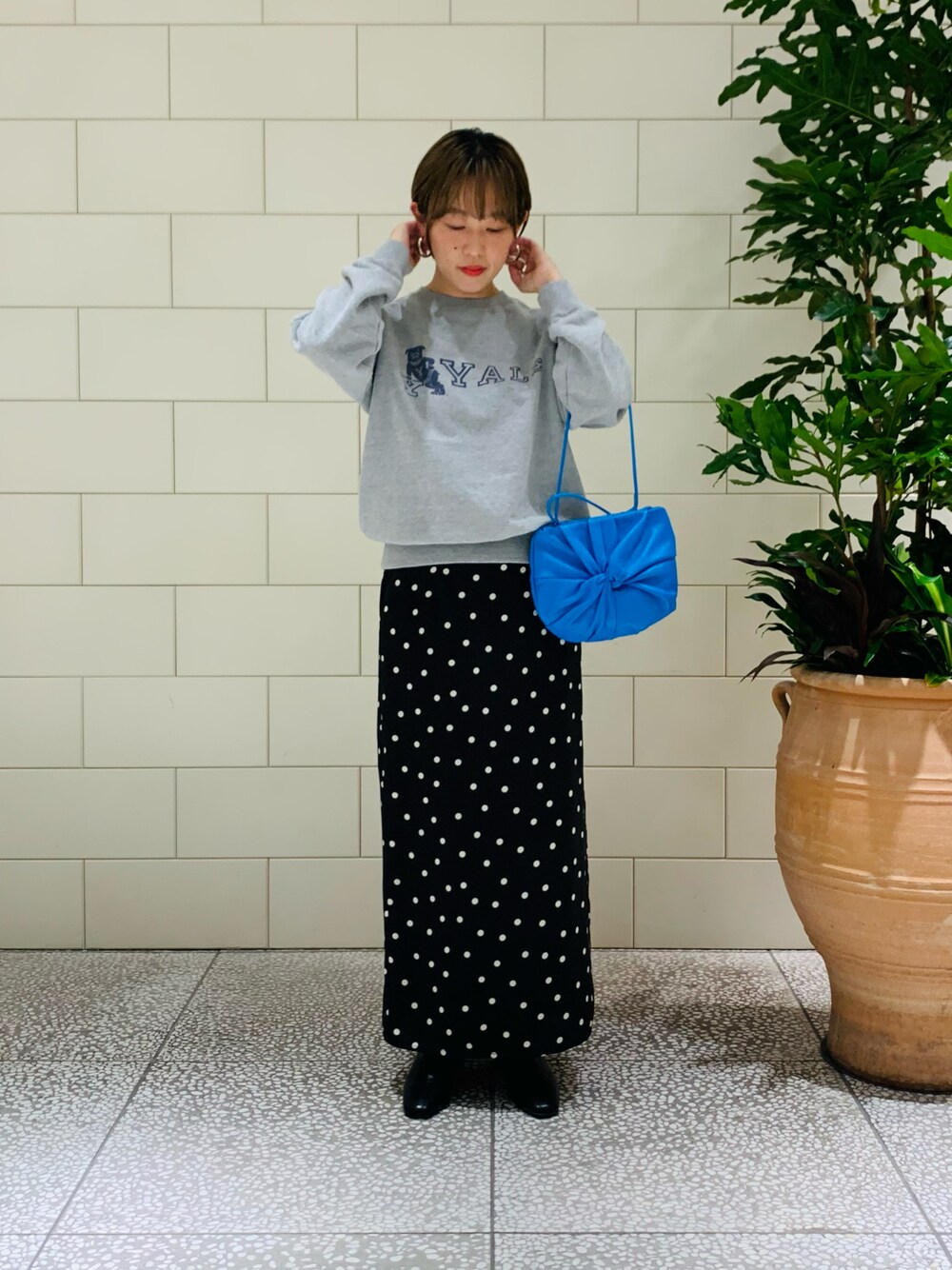 「タイトスカート、ブーツ、ブラック、ショルダーバッグ、ドット、ootd、カジュアルコーデ、大人かわいい、オトナカジュアル、秋冬コーデ」｜「URBAN RESEARCHのストレッチショートブーツ（ブーツ、ブラック系）」を使った、MINAMIさん（レディース・158cm）の秋コーディネートの1枚目の写真