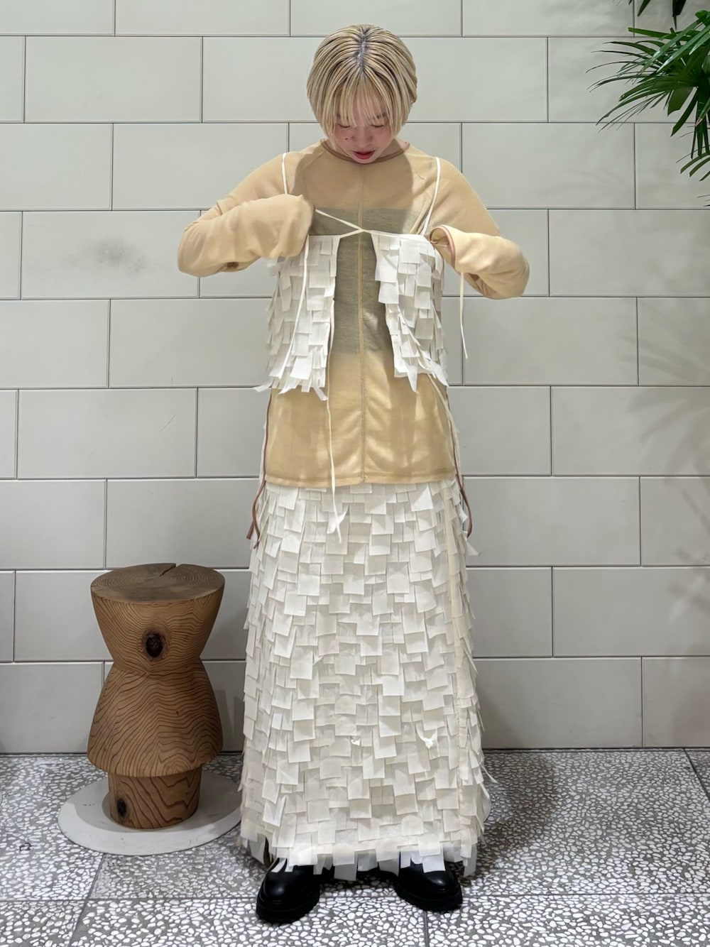 イエロー系のTシャツ/カットソー、その他のその他を着用したレディースの冬コーディネートの1枚目の写真