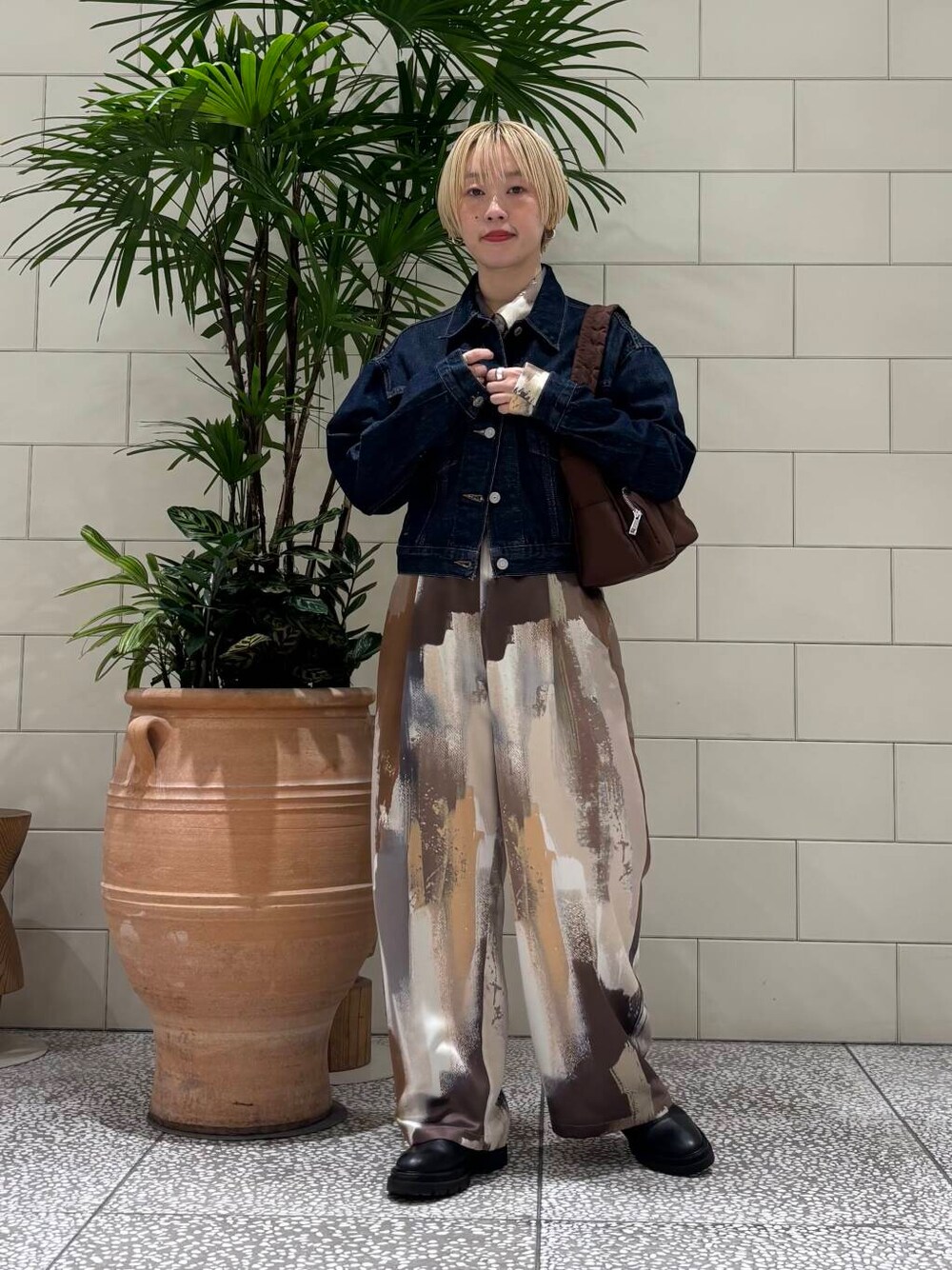 ブルー系のデニムジャケット、オレンジ系のシャツ/ブラウス、オレンジ系のその他パンツを着用したレディースの冬コーディネートの1枚目の写真